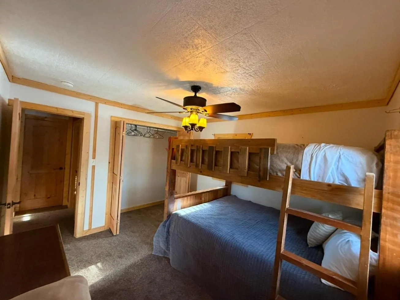 Bedroom, Bed in Chinook Winds Lodge