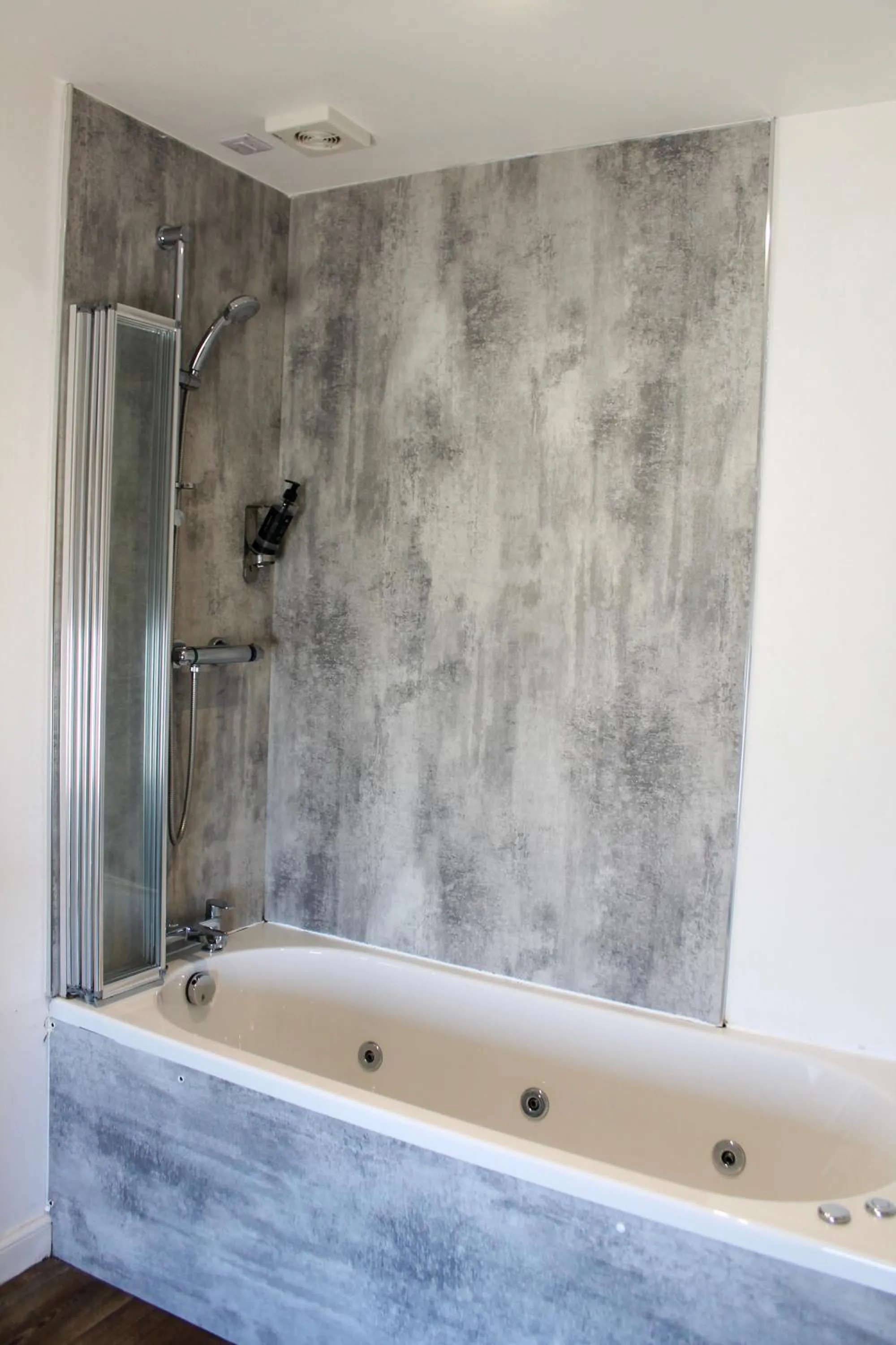 Bath in Poseidon Inn