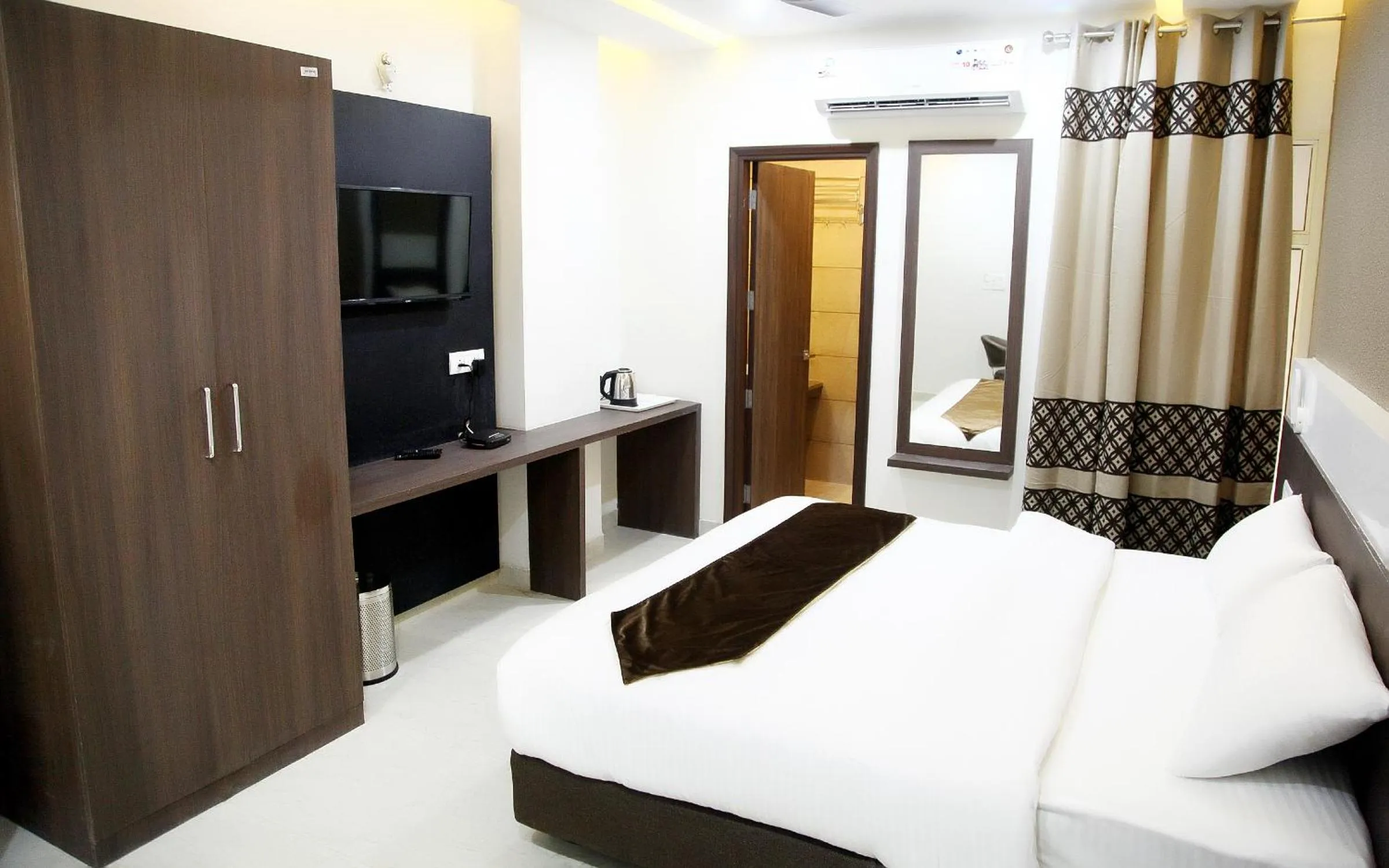 Bed in Hotel Royal Comfort Inn