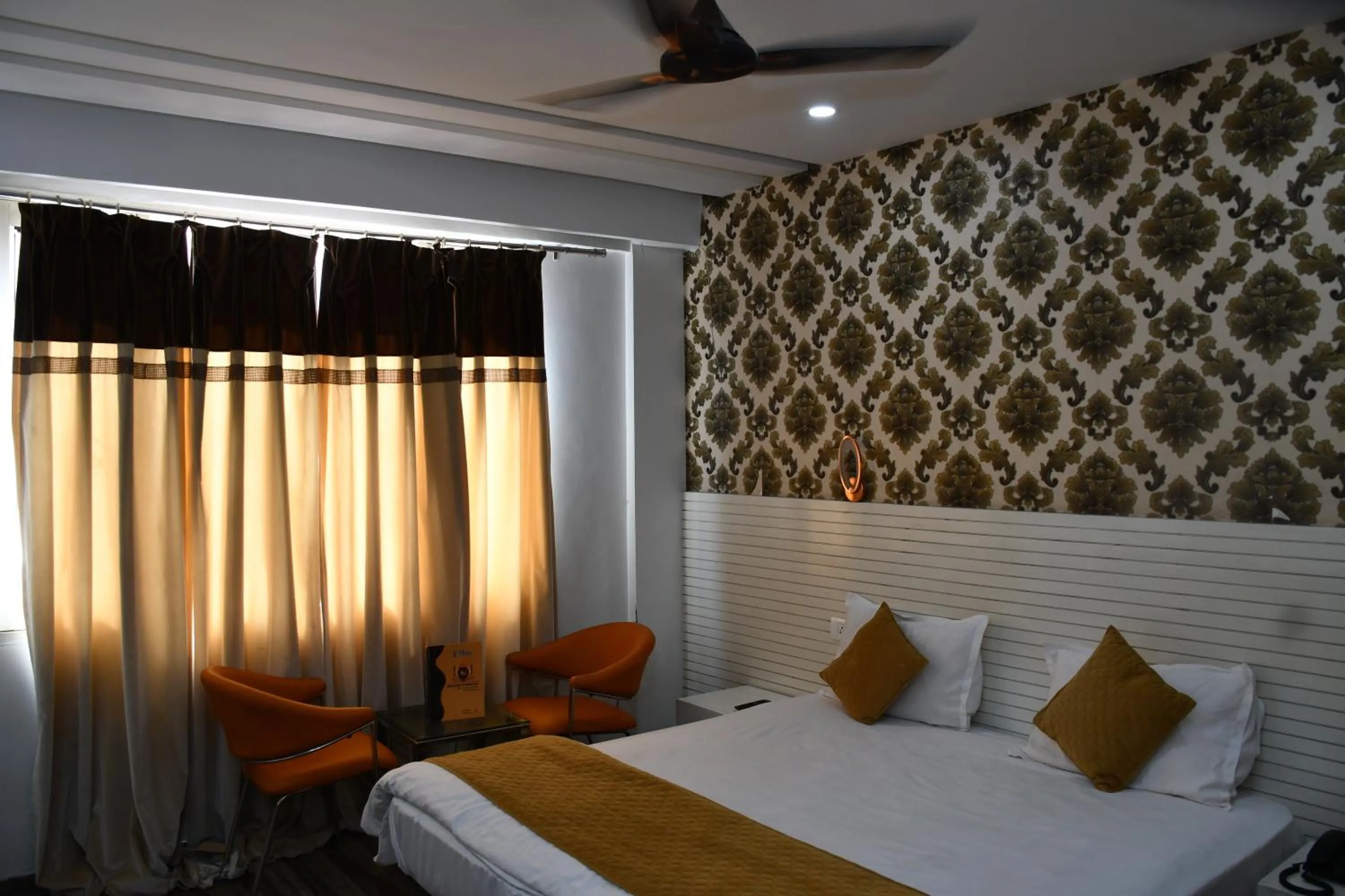 Bed in Hotel Royal Comfort Inn