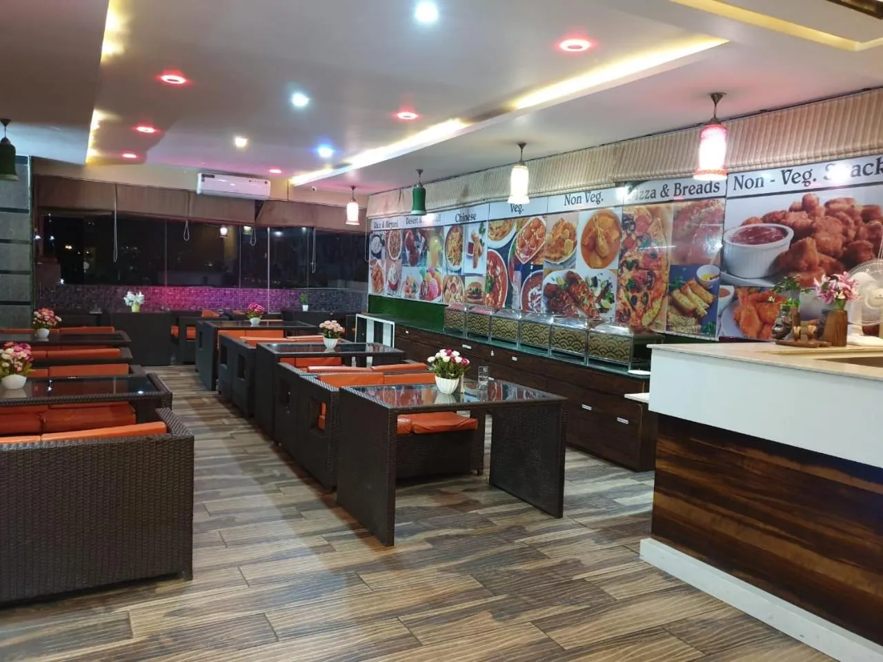 Restaurant/places to eat in Hotel Royal Comfort Inn