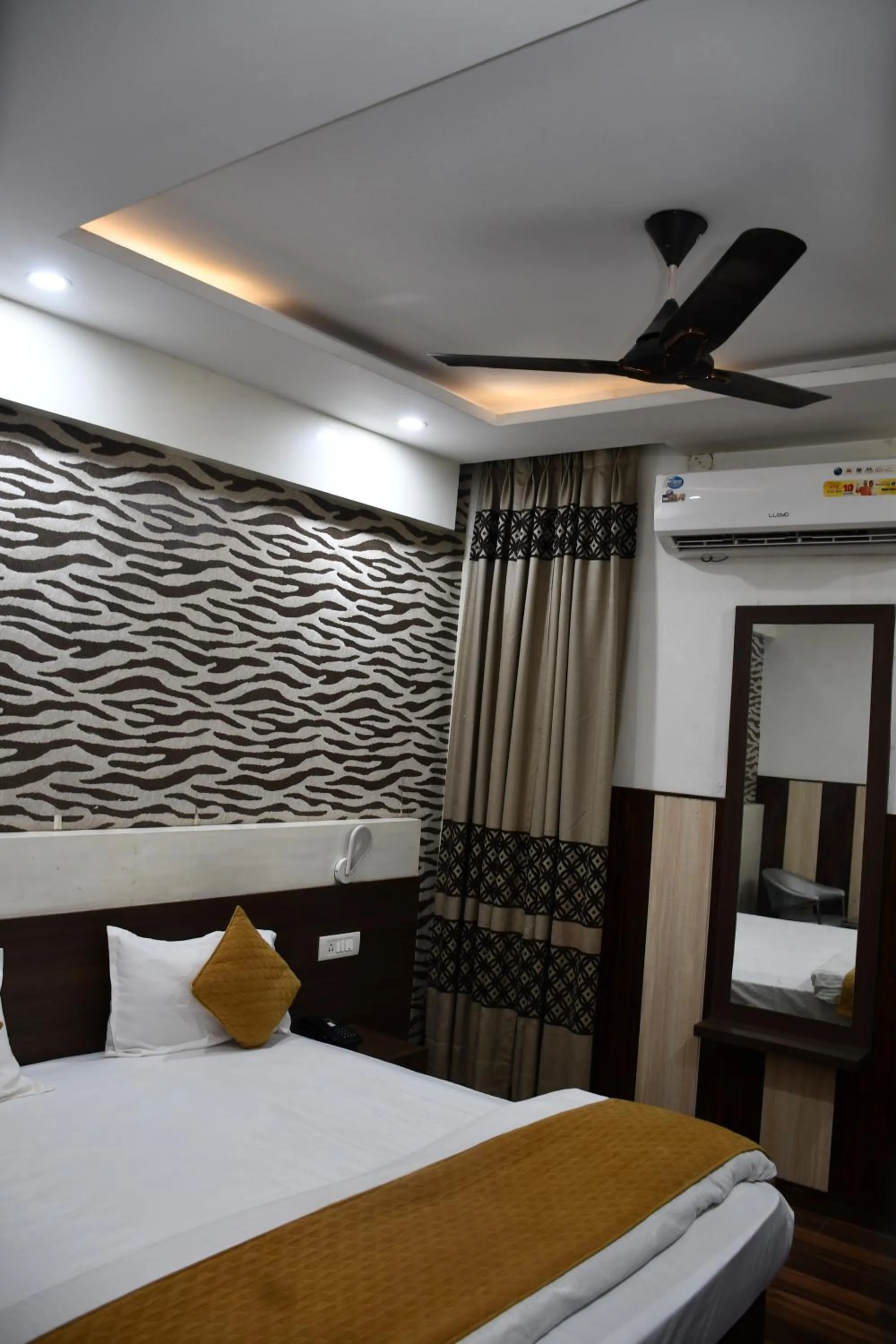 Bed in Hotel Royal Comfort Inn