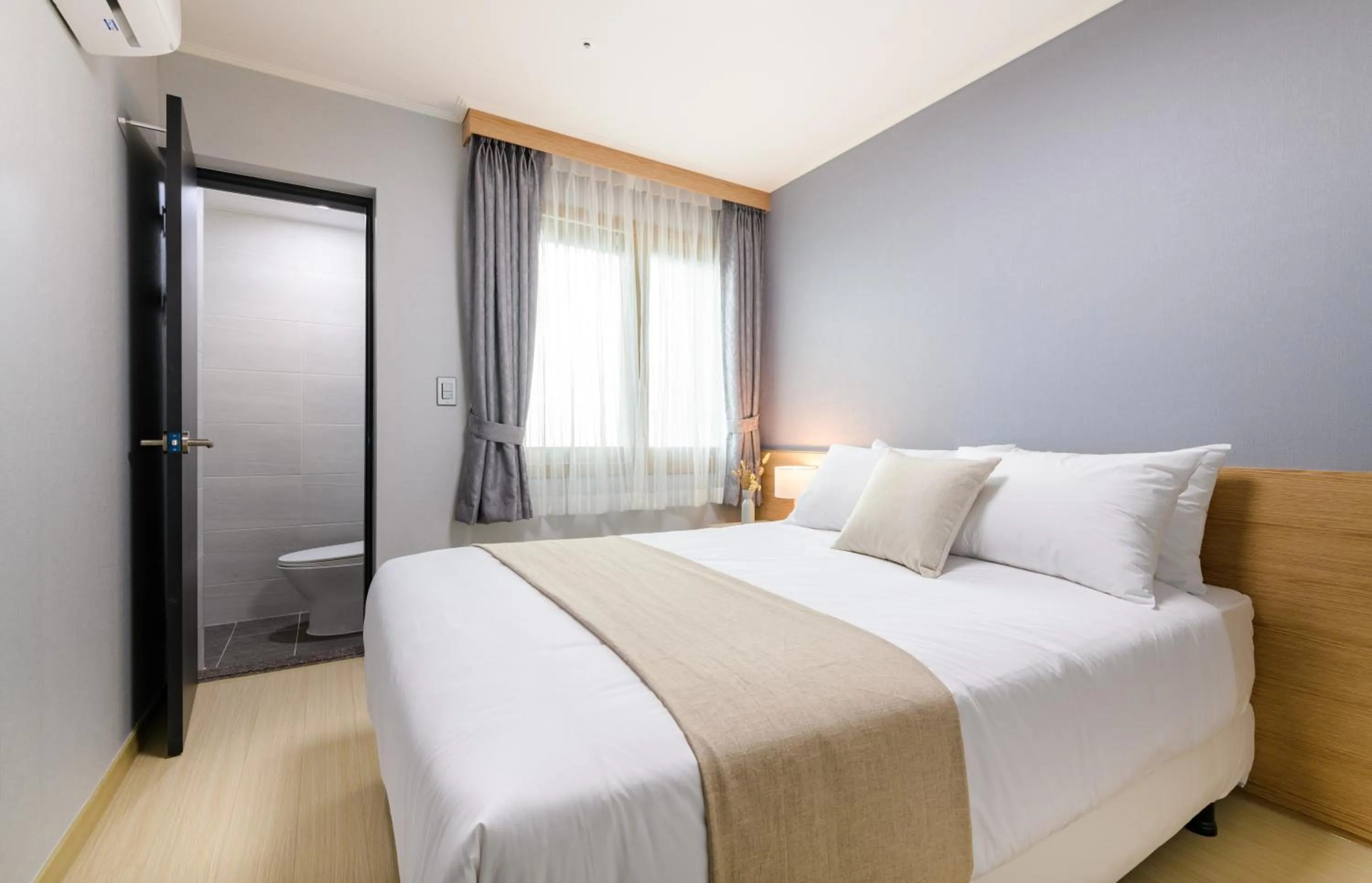 Photo of the whole room, Bed in Seogwipo Worldcup Resort