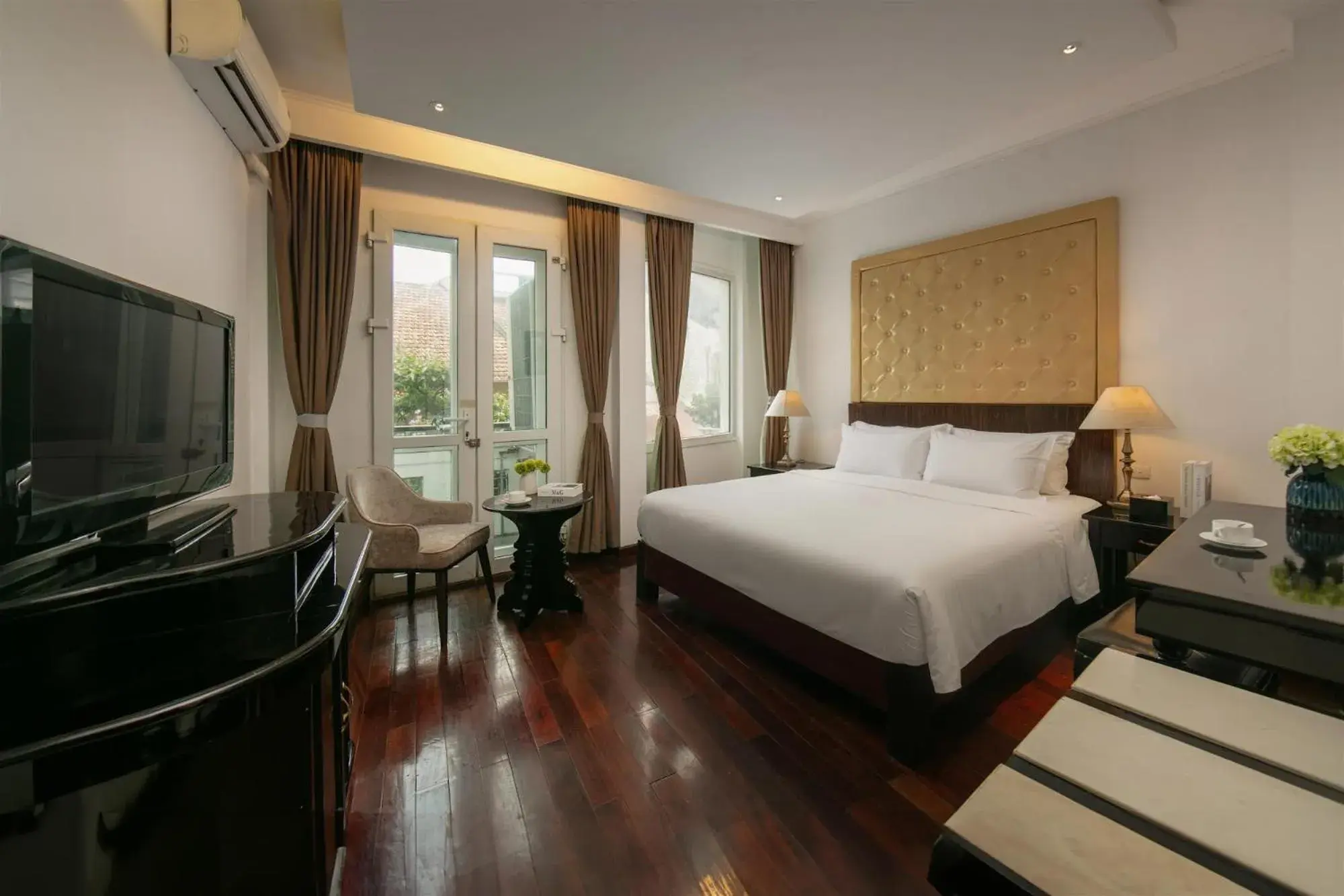 Deluxe Double Room with Balcony in Hanoi Traveller House Deluxe Double Room with Balcony in Hanoi Traveller House