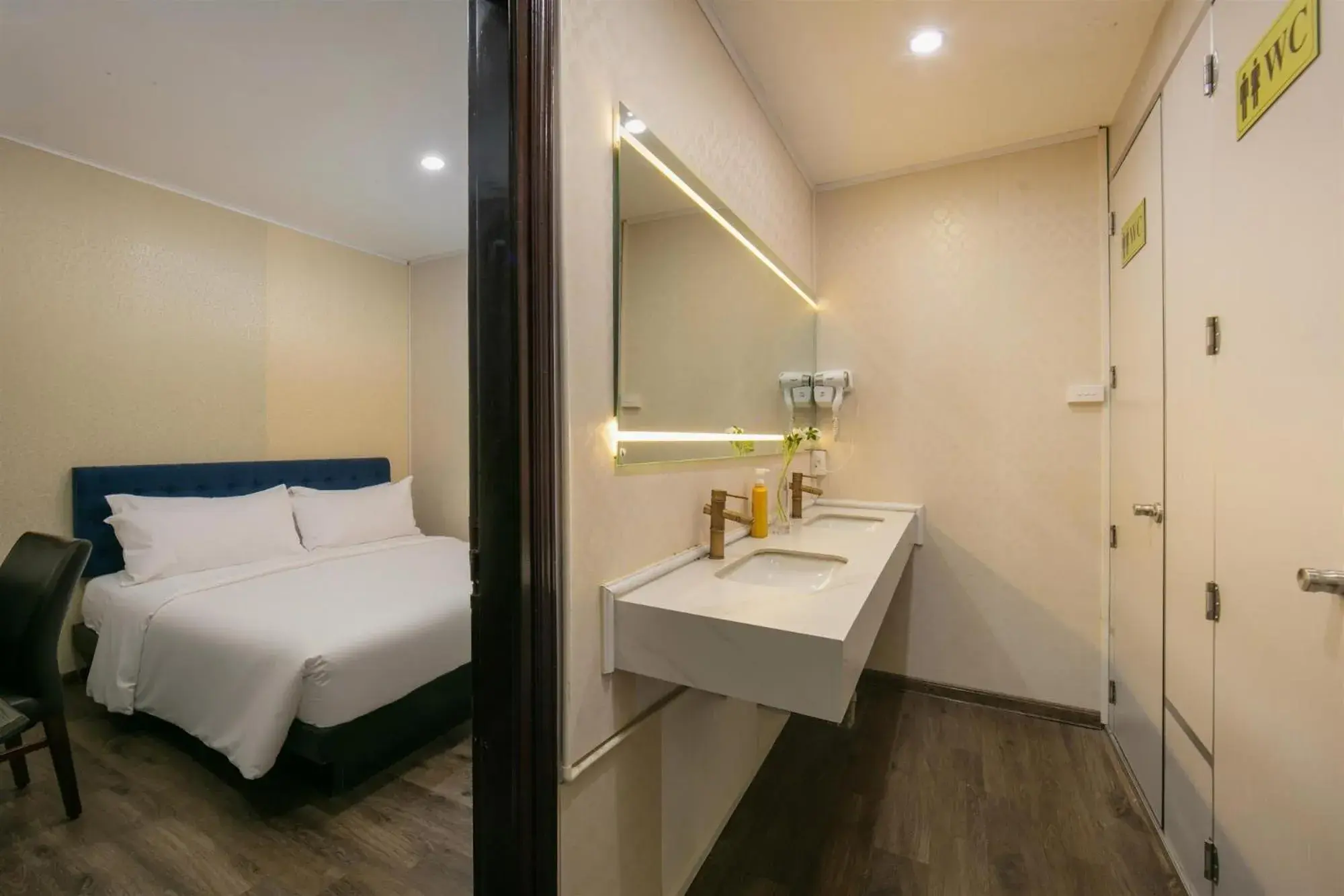 Economy Double Room in Hanoi Traveller House Economy Double Room in Hanoi Traveller House