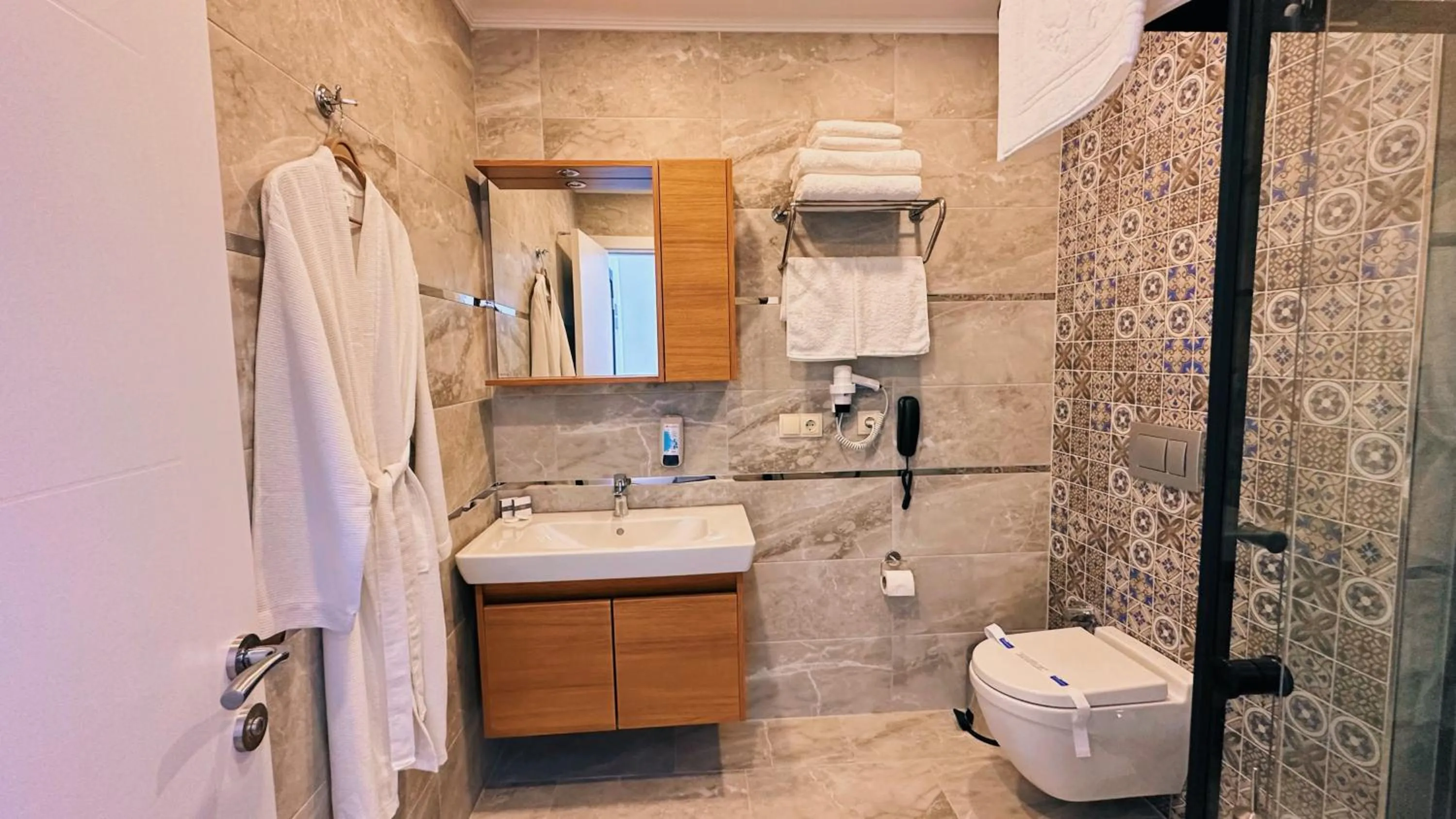 Shower in BİLİRİS HOTEL