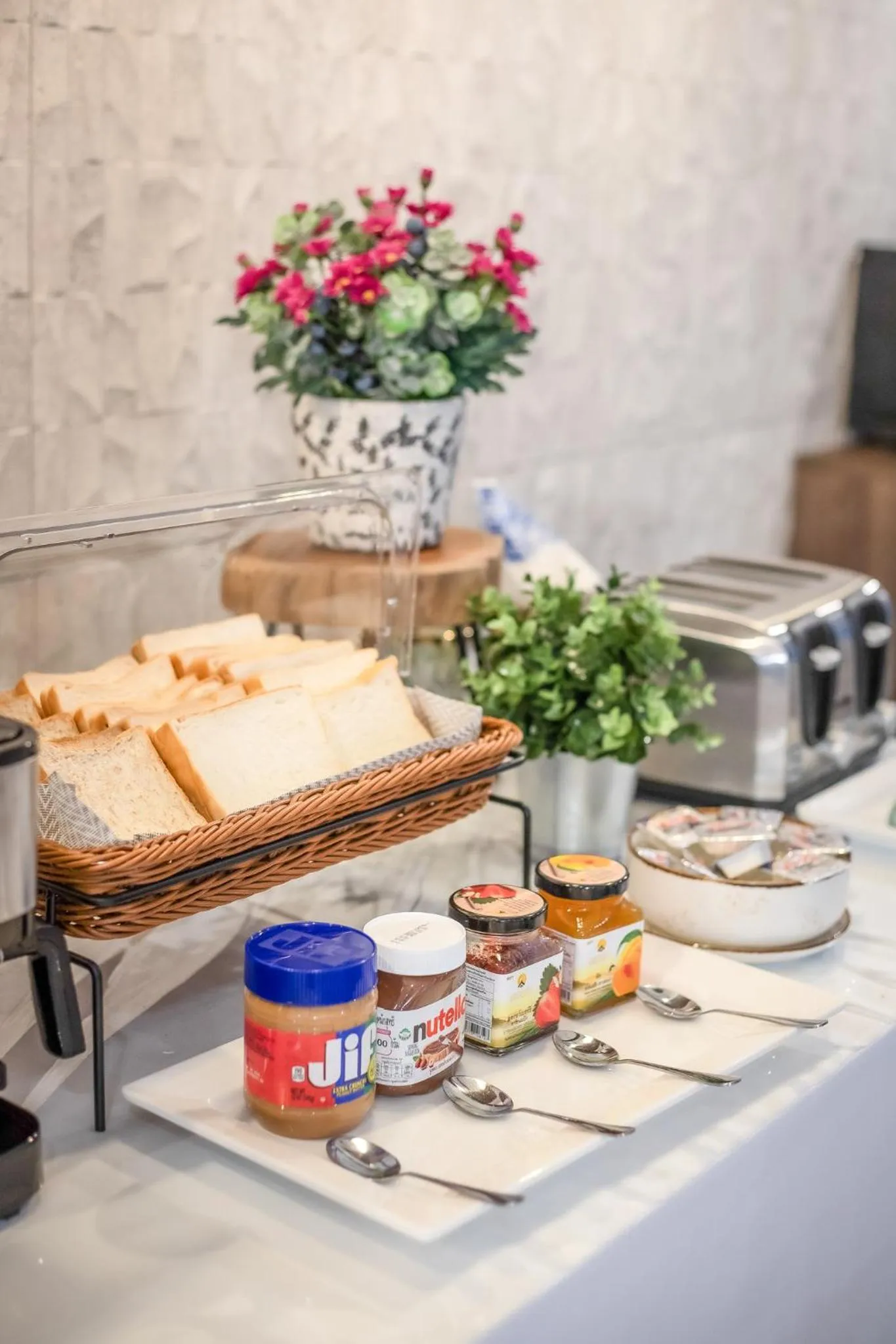 Food and drinks in SAM E Hotel Bangkok Sathorn