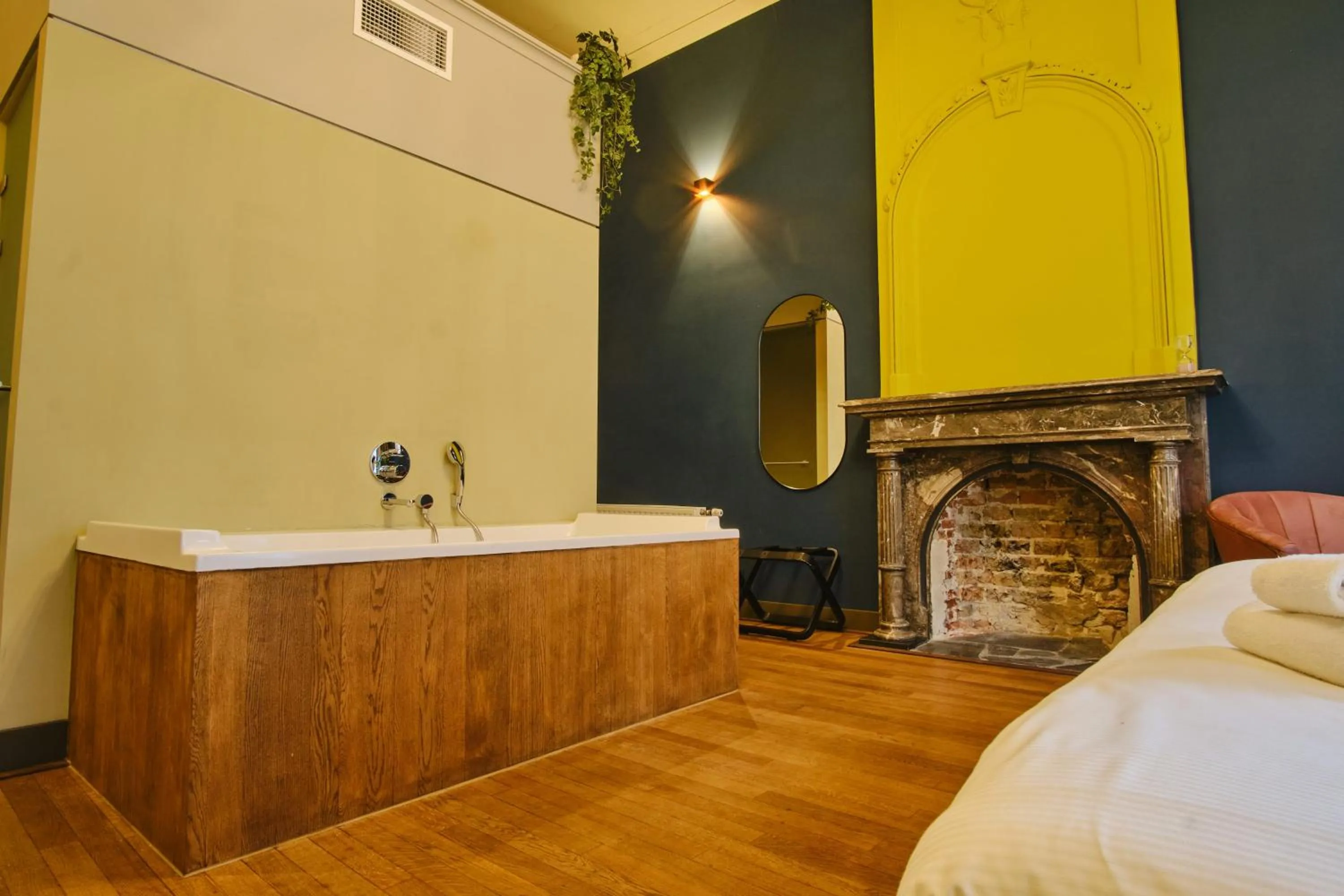 Bathroom, Bed in Hotel Corps de Garde