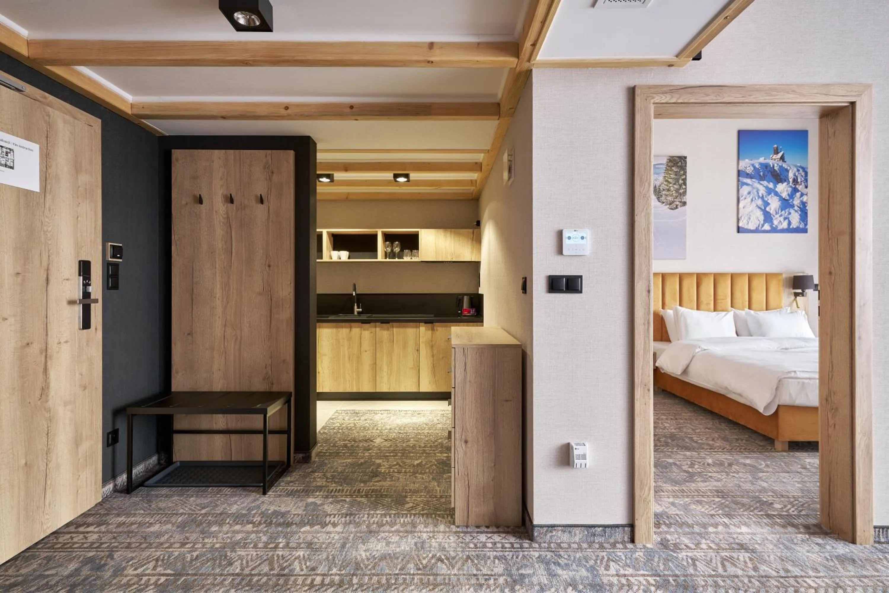 Kitchen or kitchenette, Bed in Złoty Horyzont Resort Szklarska Poręba