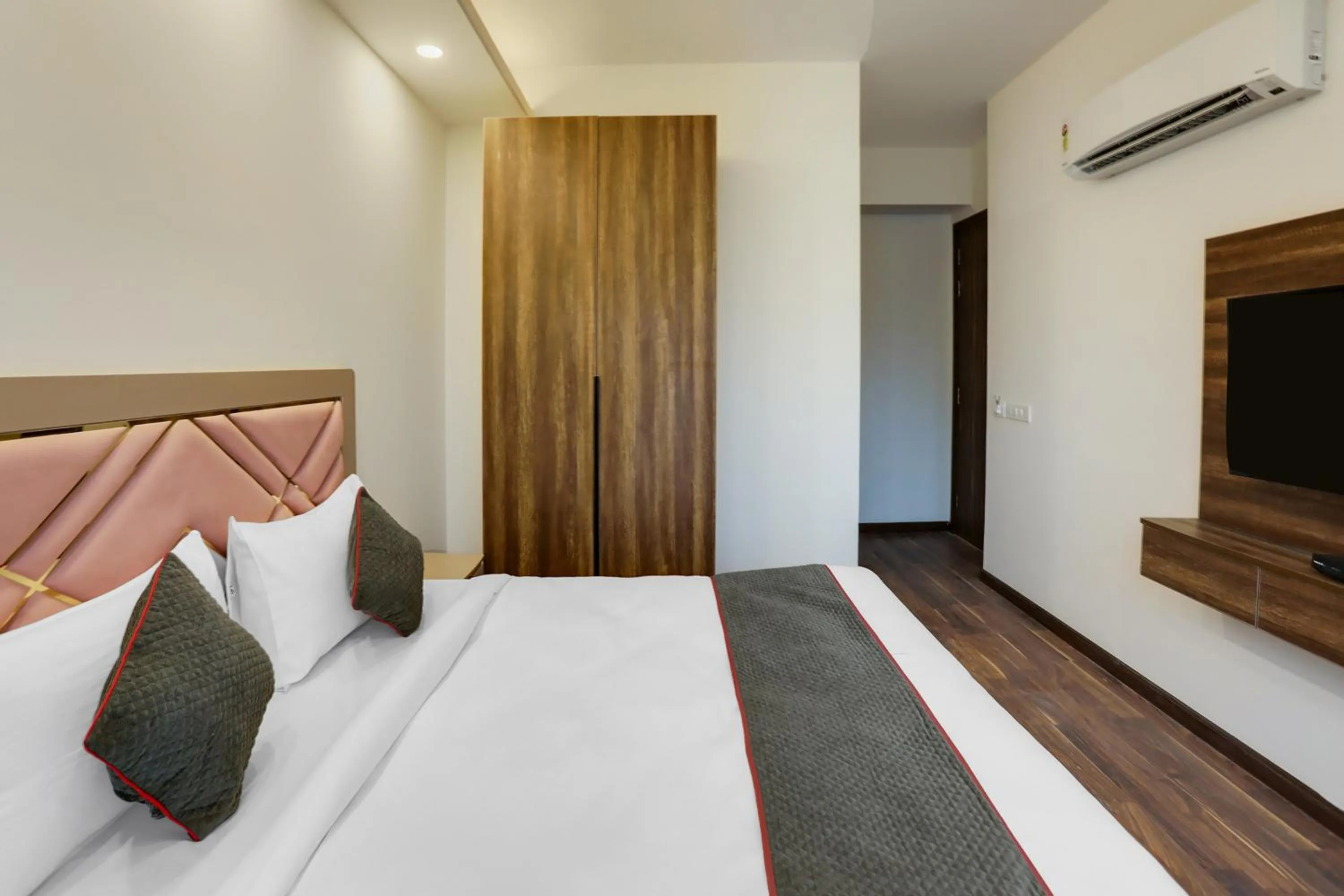 Bedroom, Bed in Super Townhouse MA-32