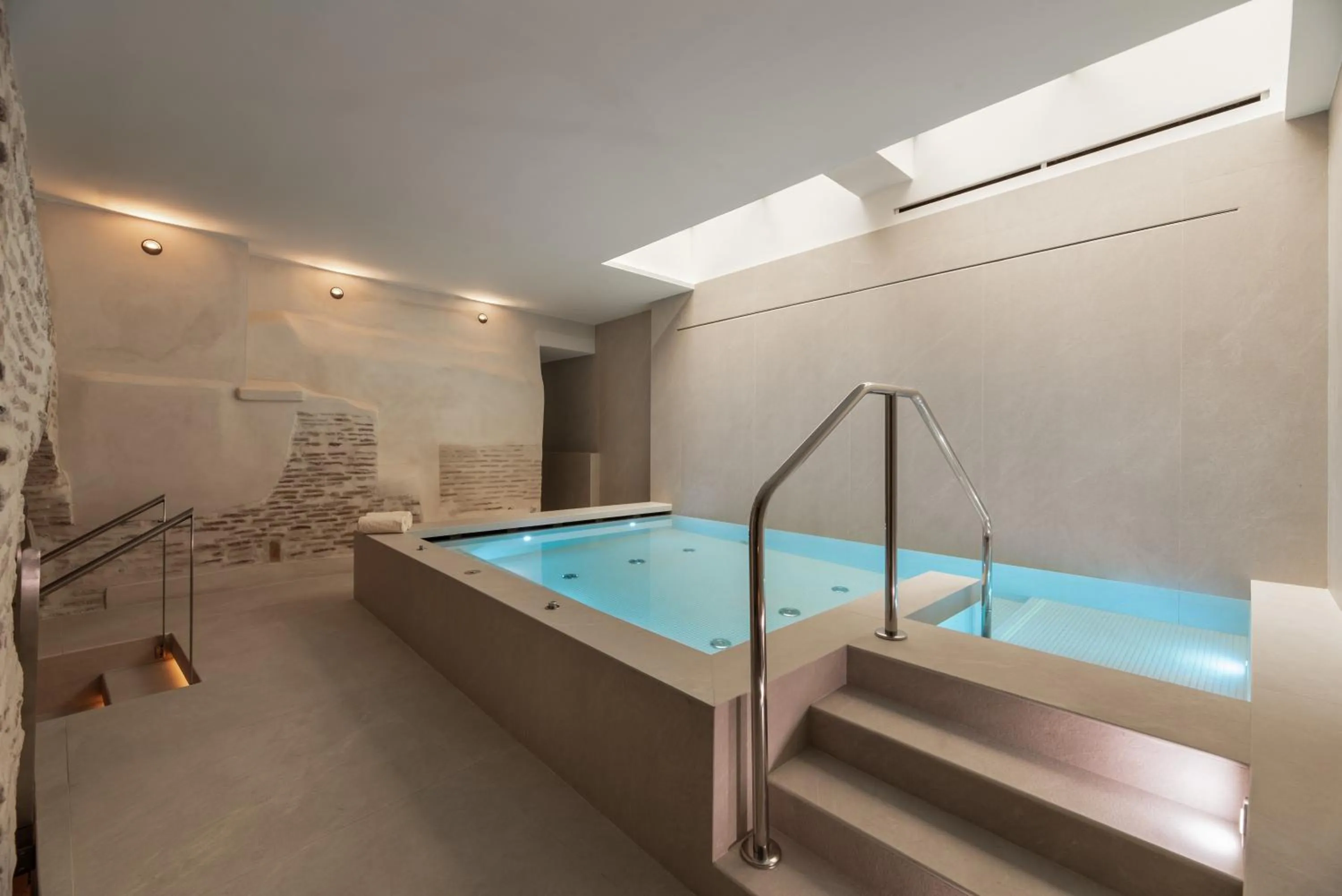 Swimming pool in Áurea Toledo by Eurostars Hotel company