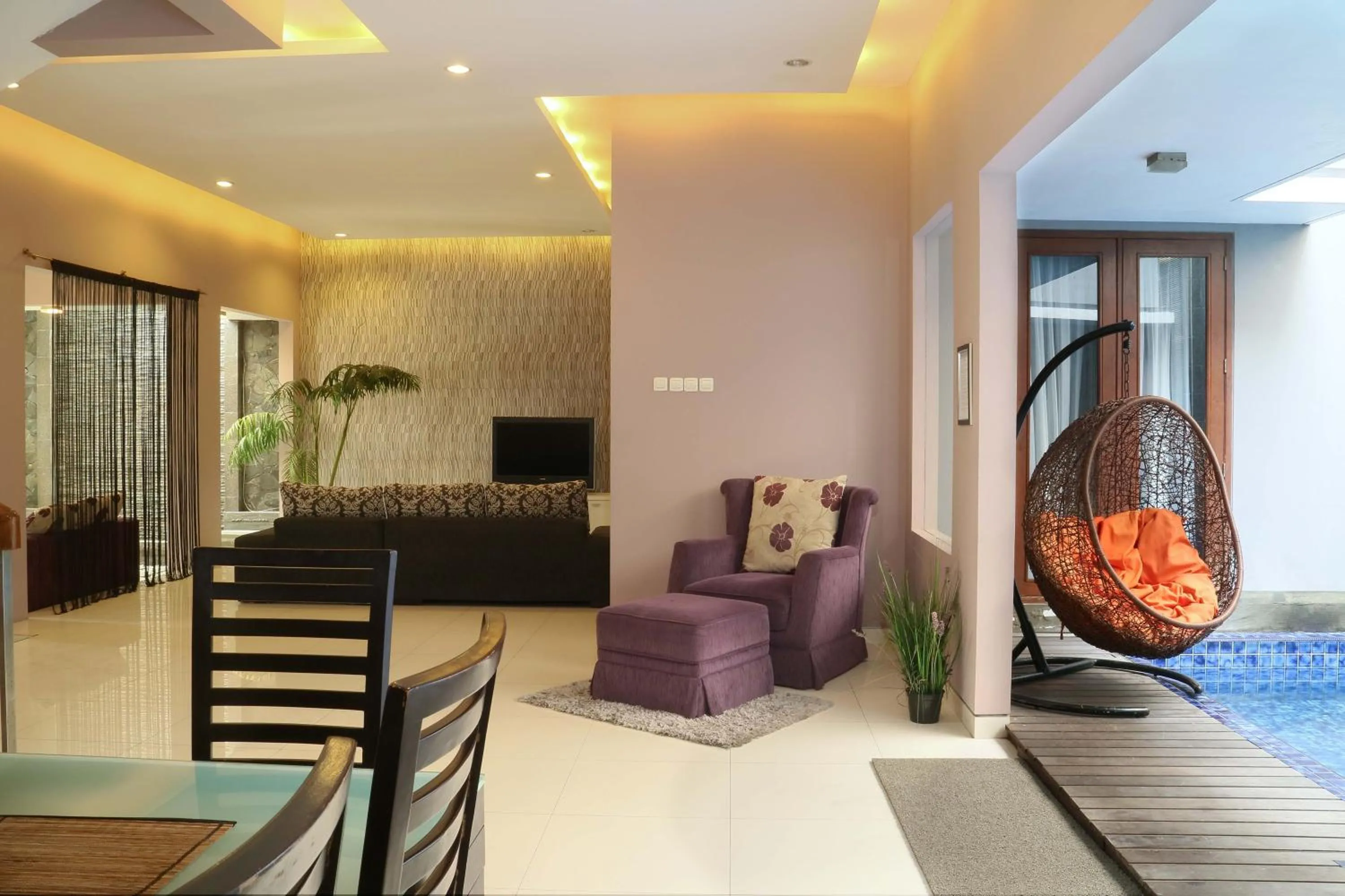 Communal lounge/ TV room in Rumah Teteh - Plemburan