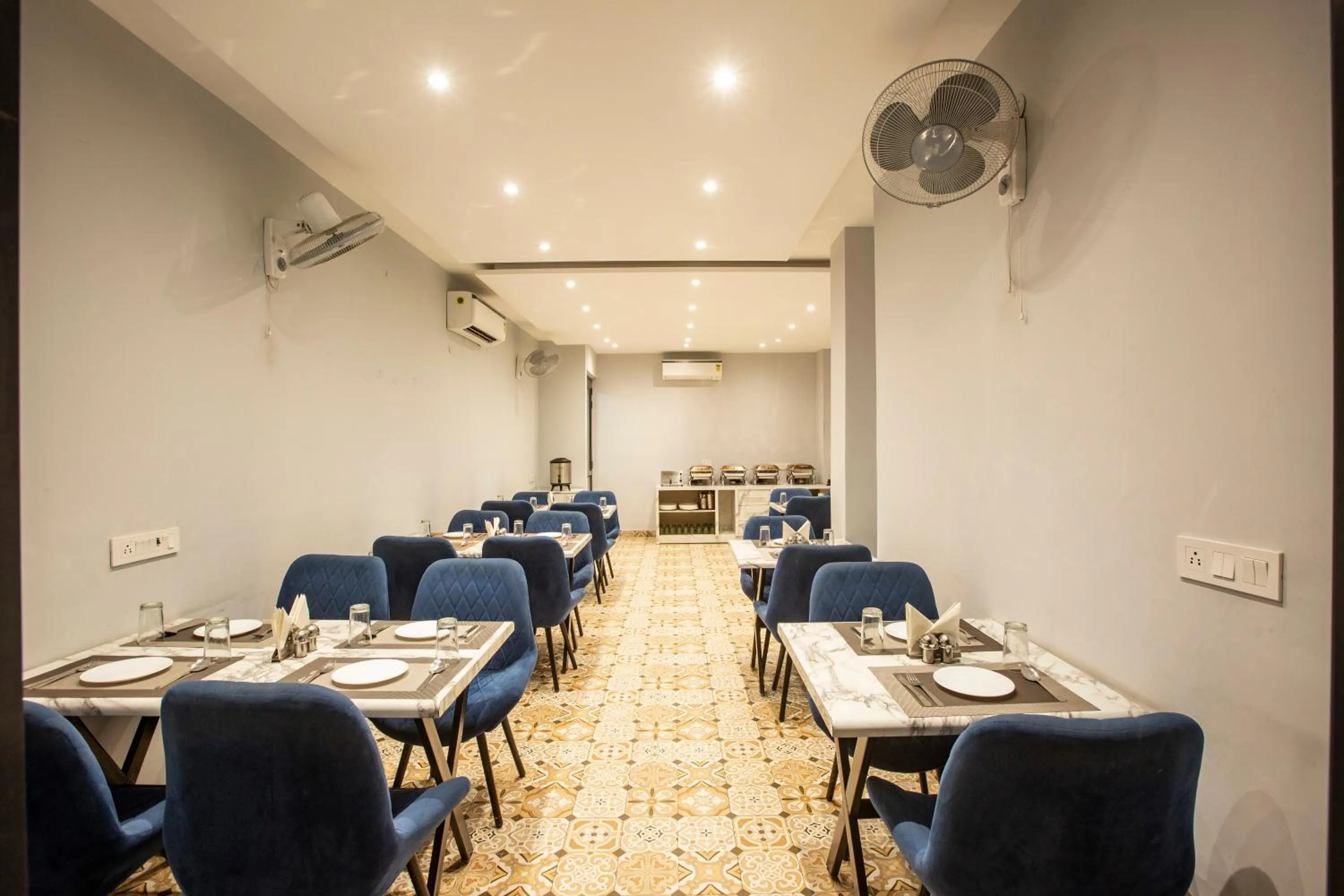 Restaurant/places to eat in Regalia Grand By Delight Stay