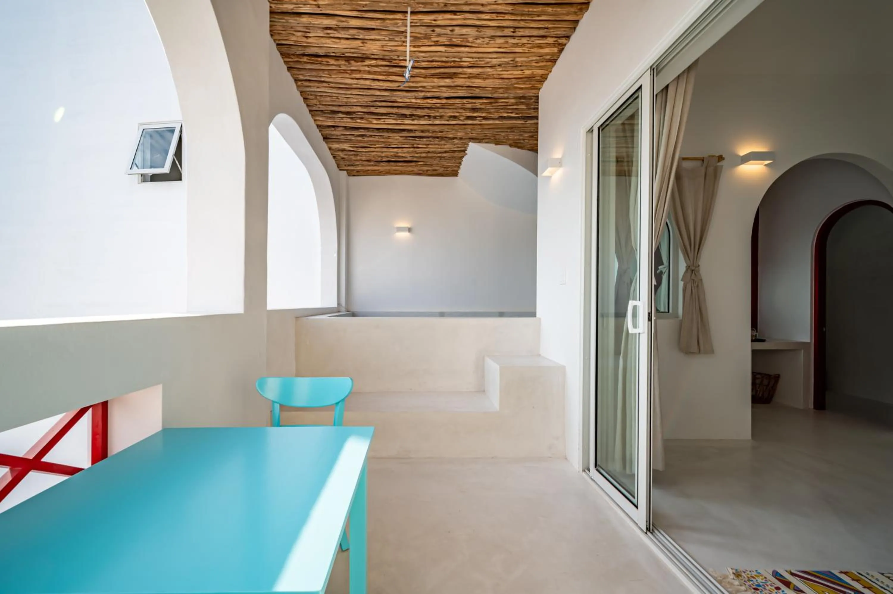 Seating area, Bed in Happiness Hotel