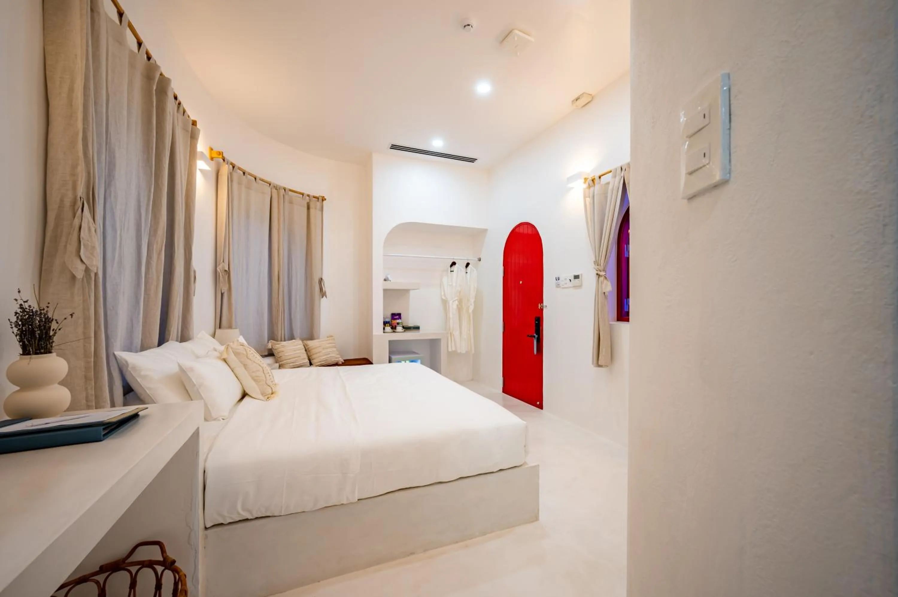 Photo of the whole room, Bed in Happiness Hotel