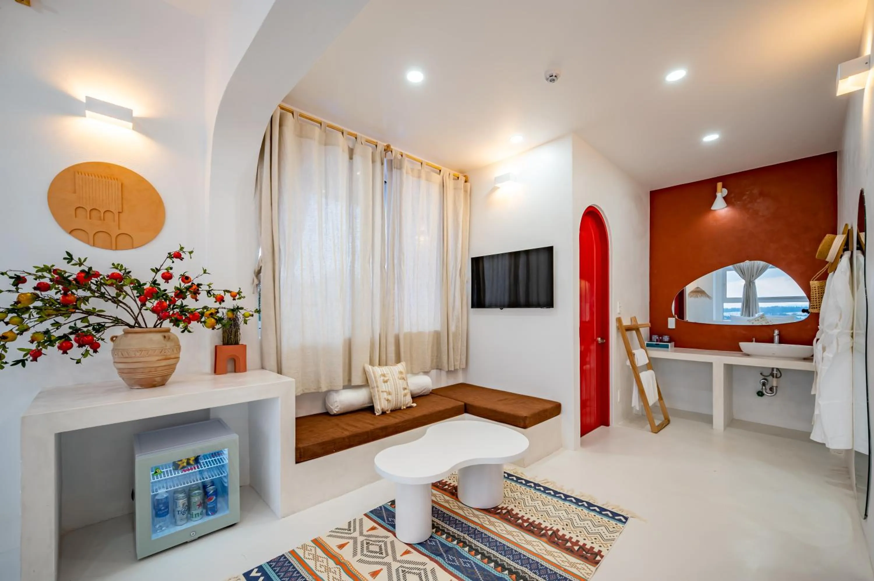 Communal lounge/ TV room, Bed in Happiness Hotel