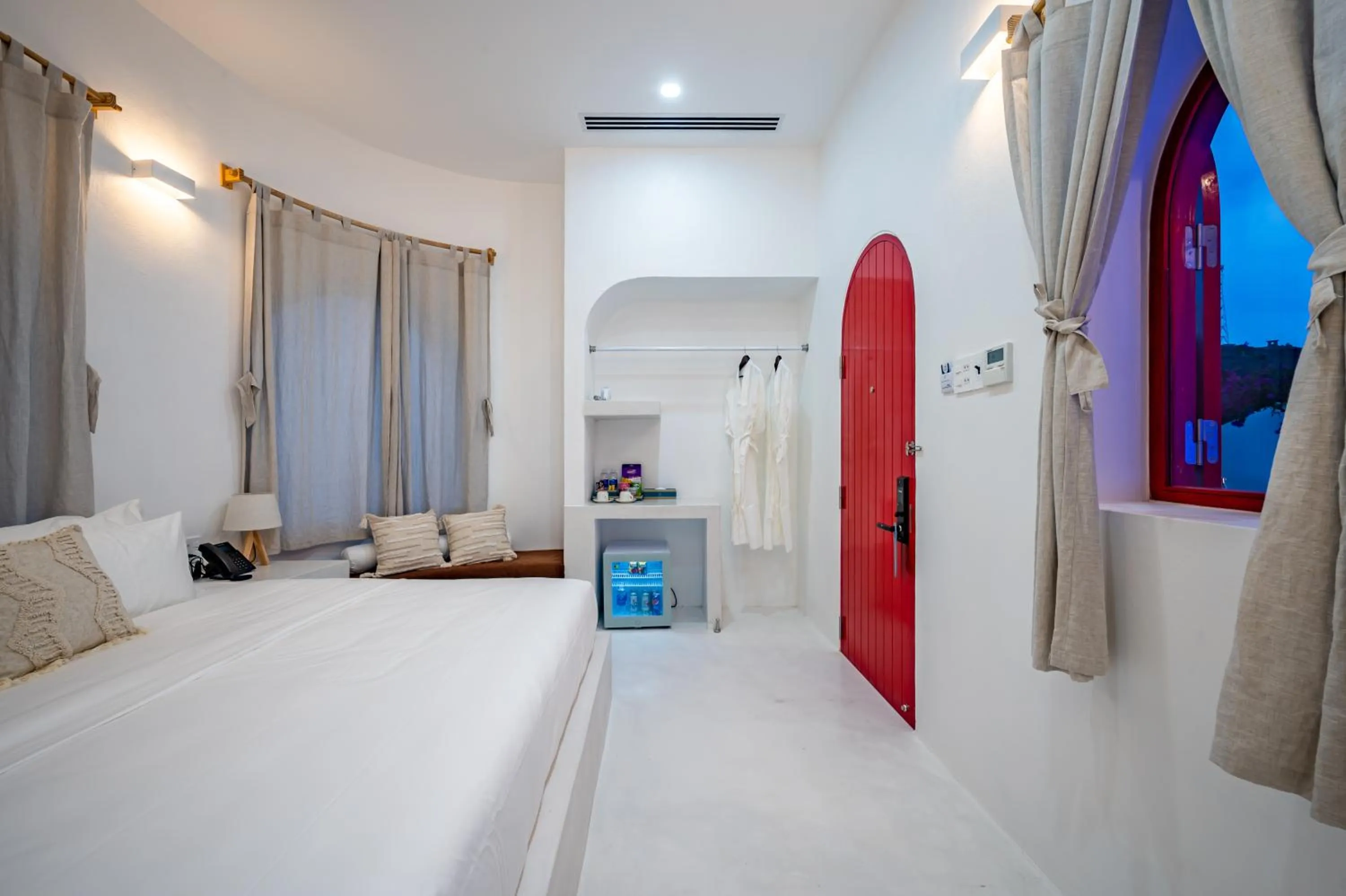 Photo of the whole room, Bed in Happiness Hotel