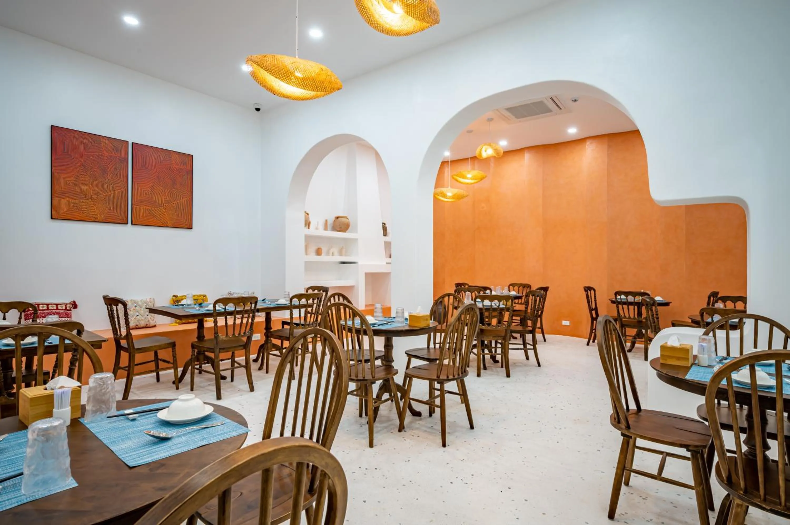 Restaurant/places to eat in Happiness Hotel