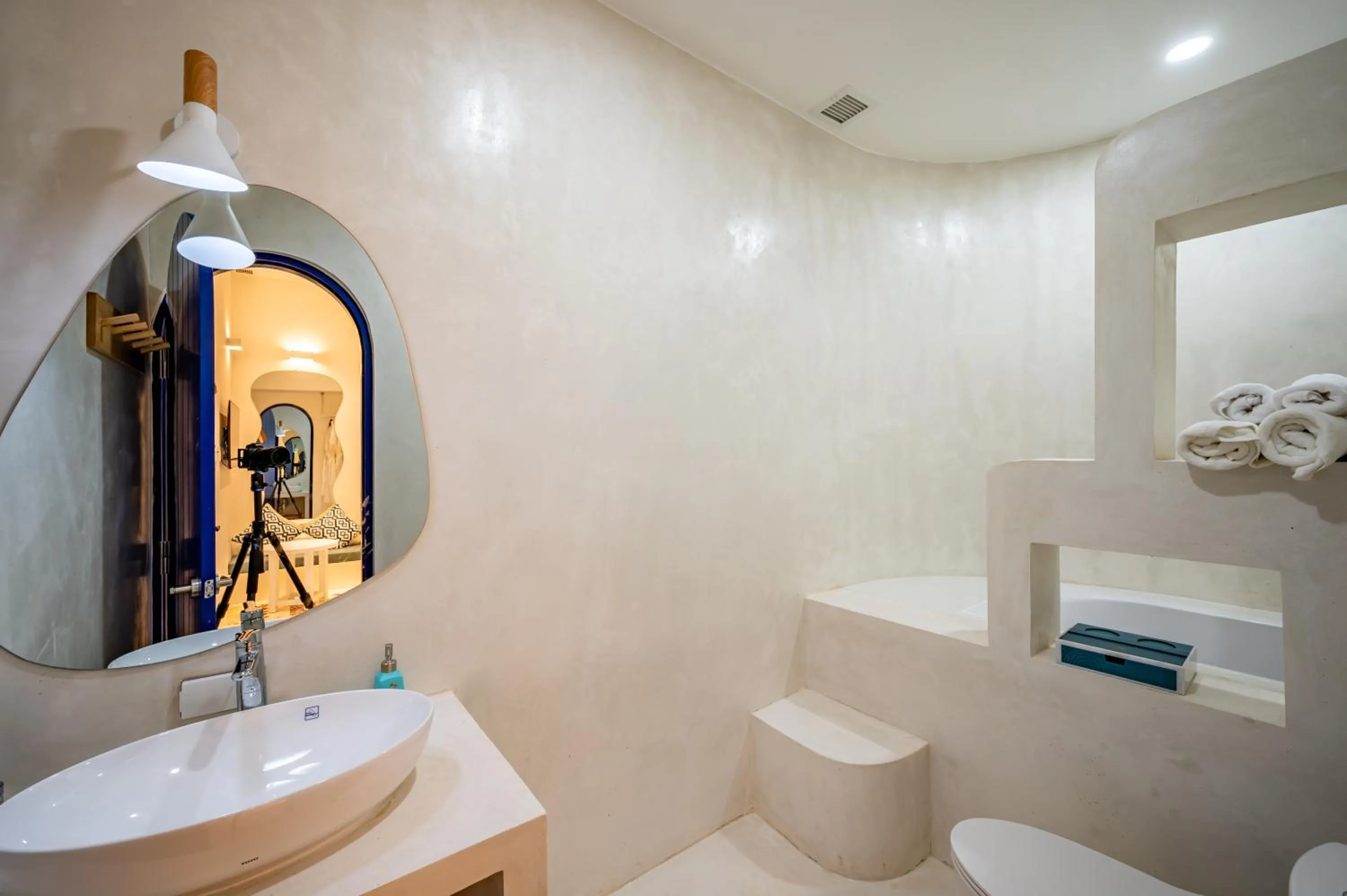 Shower in Happiness Hotel