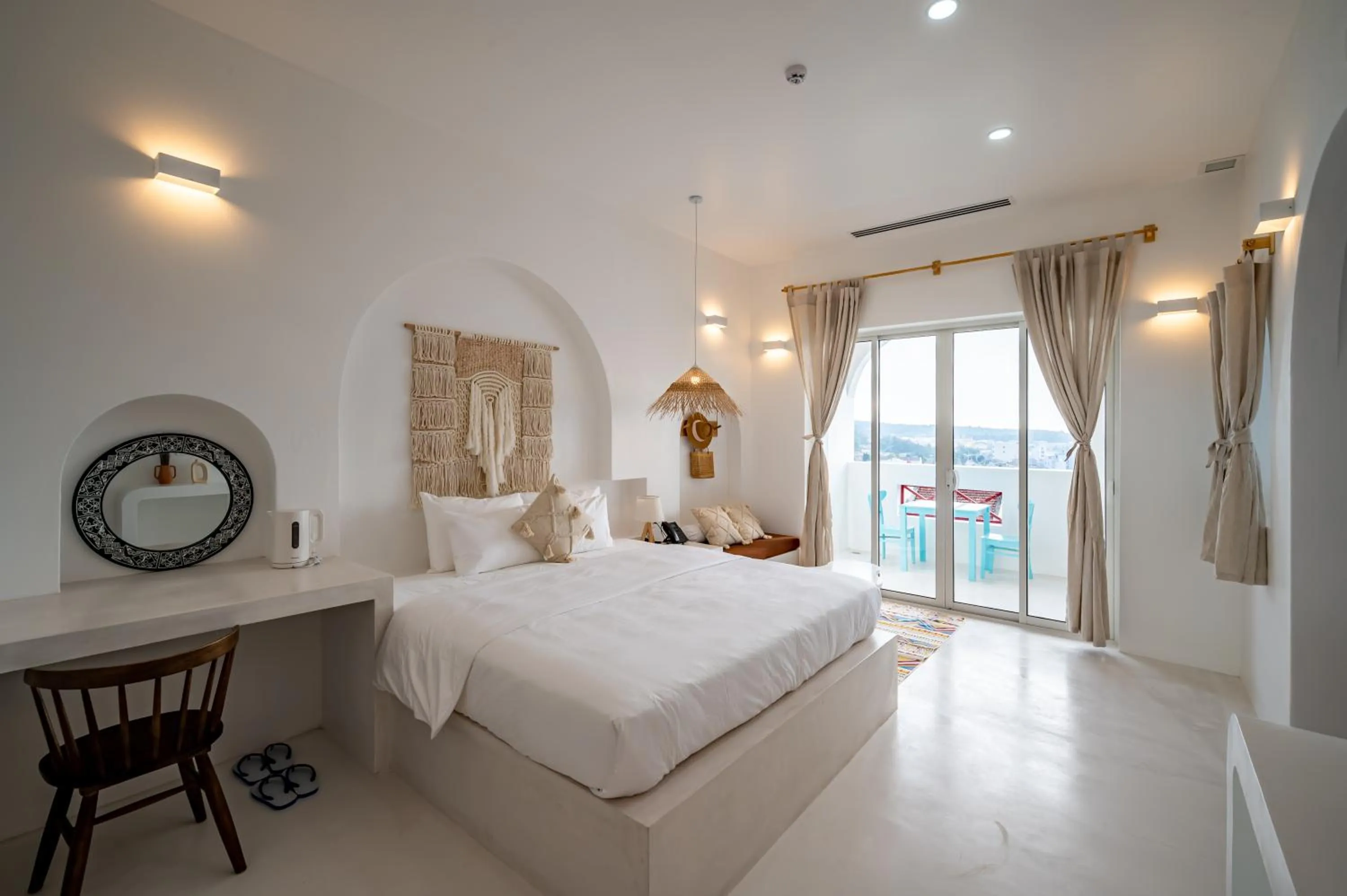 Photo of the whole room, Bed in Happiness Hotel