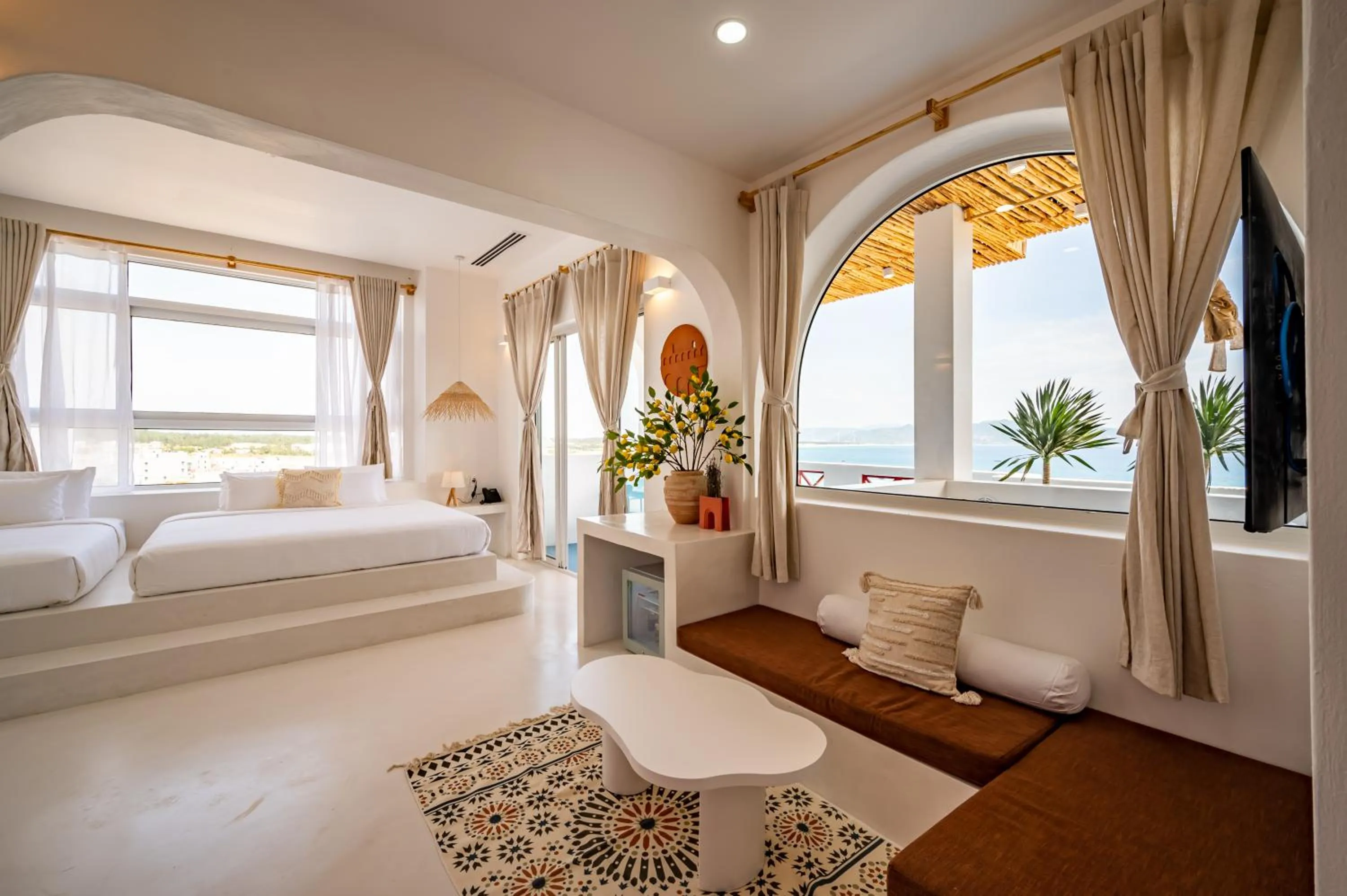 Communal lounge/ TV room, Bed in Happiness Hotel