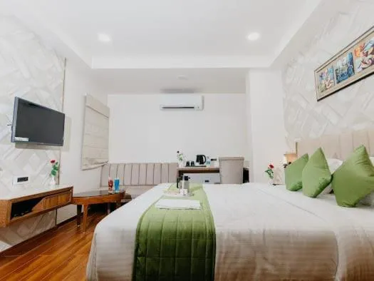 Bedroom, Bed in HOTEL EMERALD INN