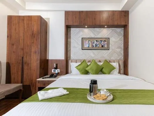 Bedroom, Bed in HOTEL EMERALD INN