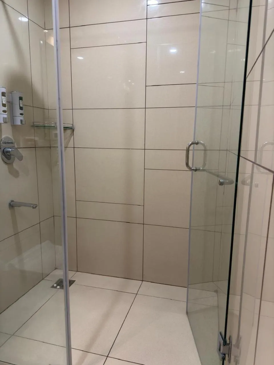 Shower in HOTEL EMERALD INN