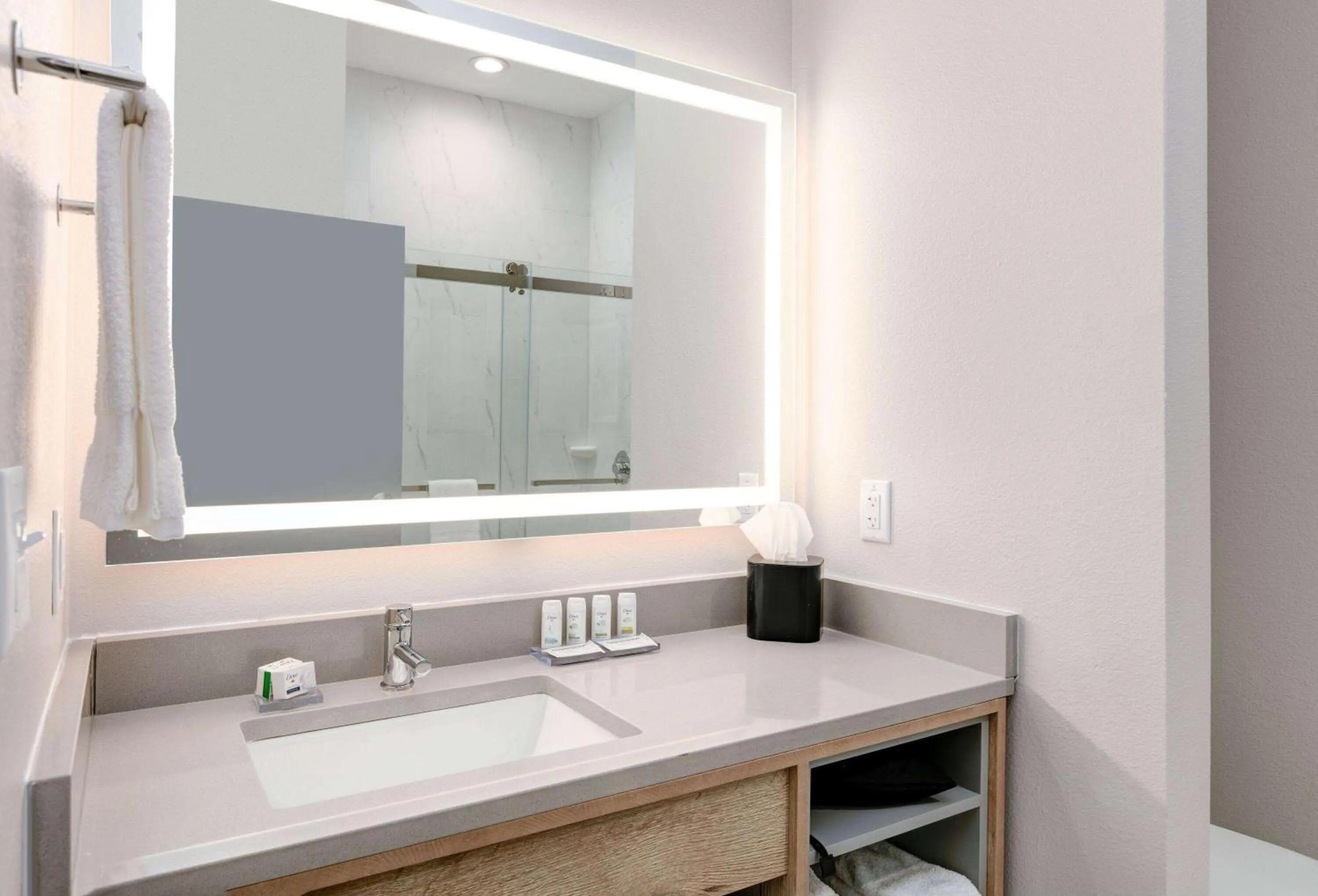 TV and multimedia in The Elm, a Ramada by Wyndham