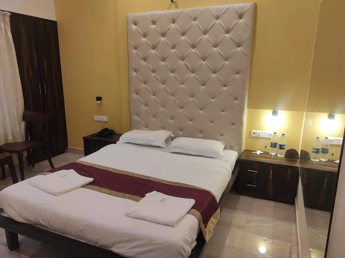 Bed in Hotel Deepak Executive, Ganpatipule