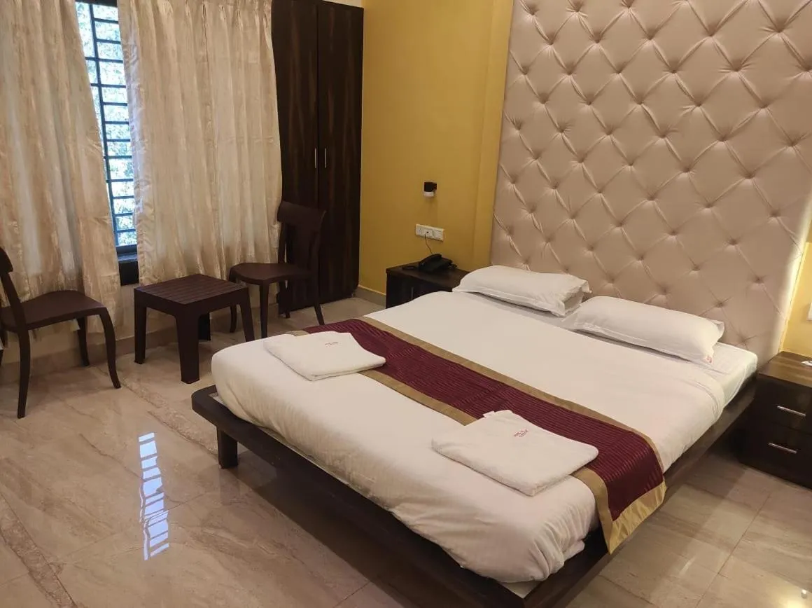Bed in Hotel Deepak Executive, Ganpatipule