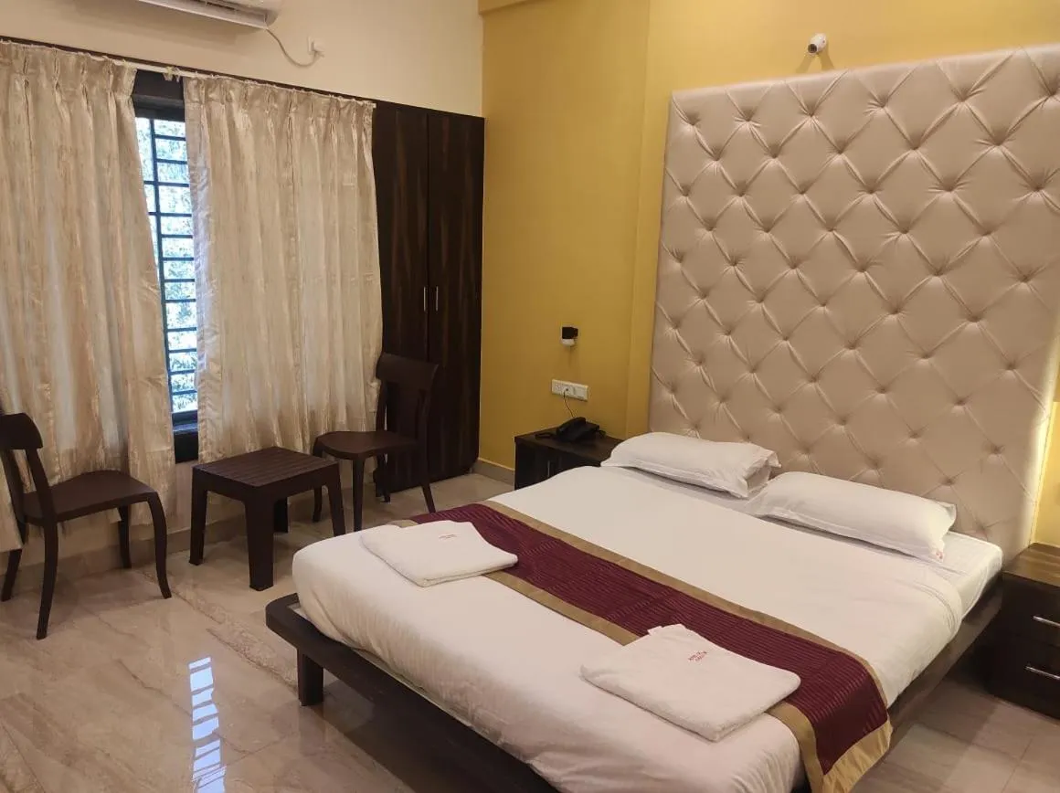 Bed in Hotel Deepak Executive, Ganpatipule