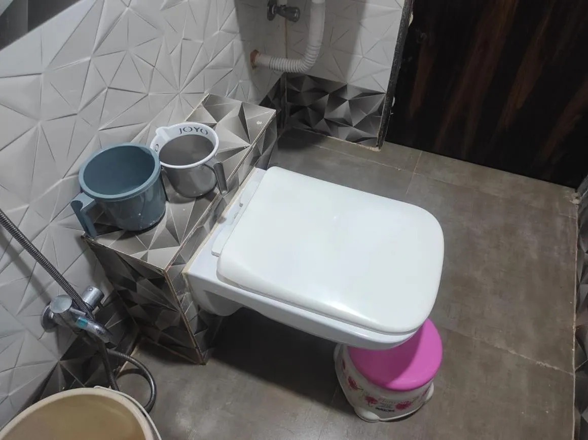 Toilet in Hotel Deepak Executive, Ganpatipule