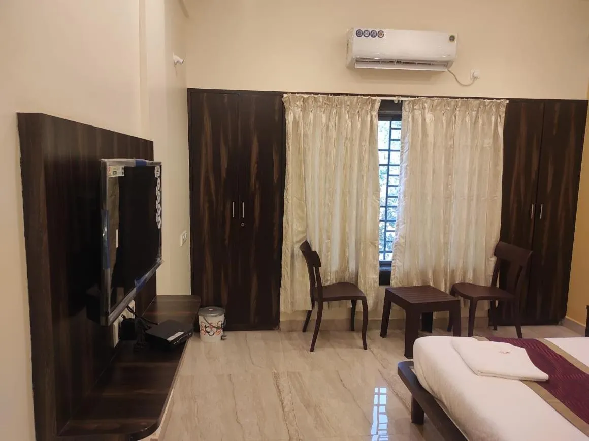 Bed in Hotel Deepak Executive, Ganpatipule