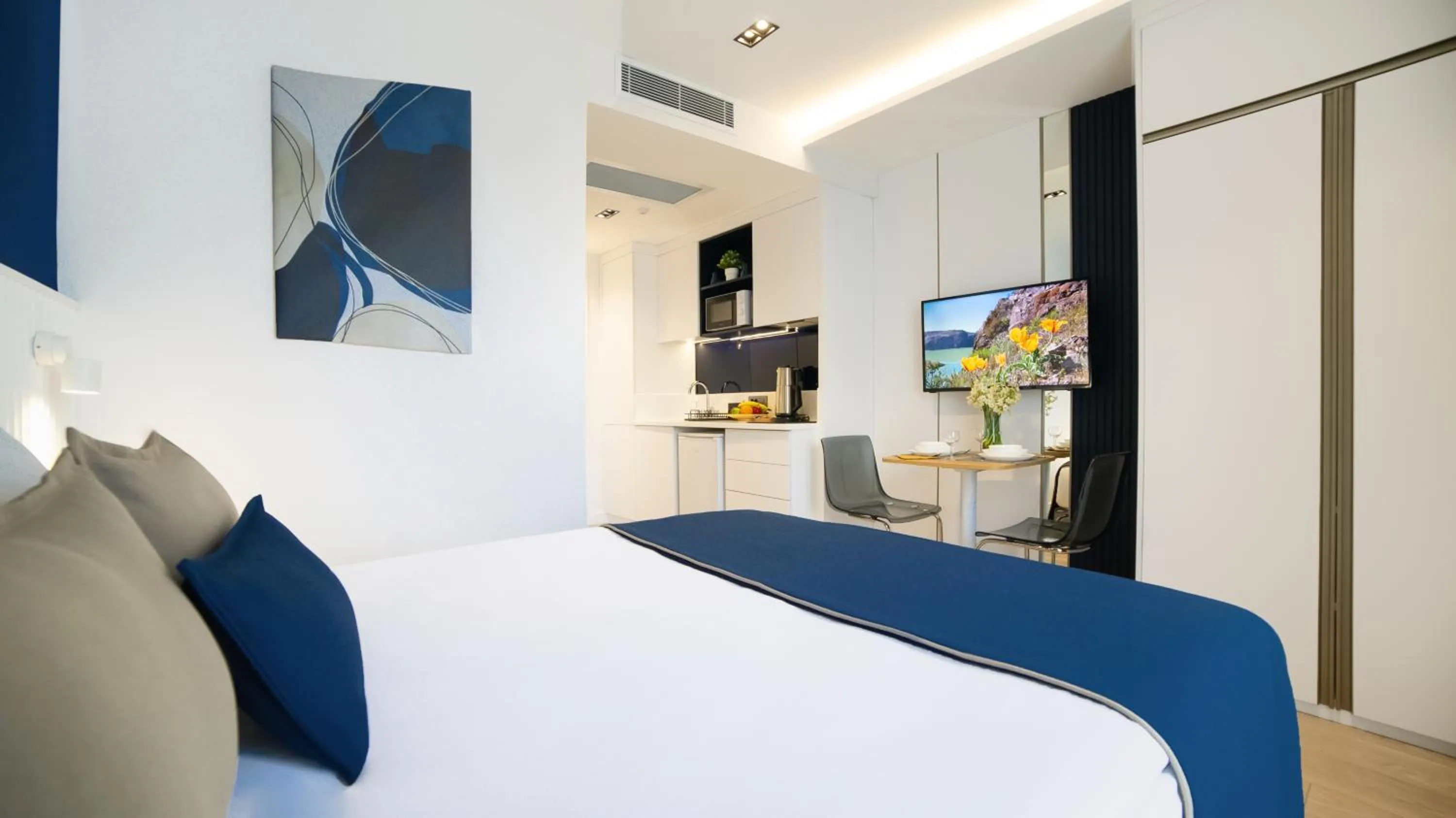 Bed in Stile Suite Marine Hotel