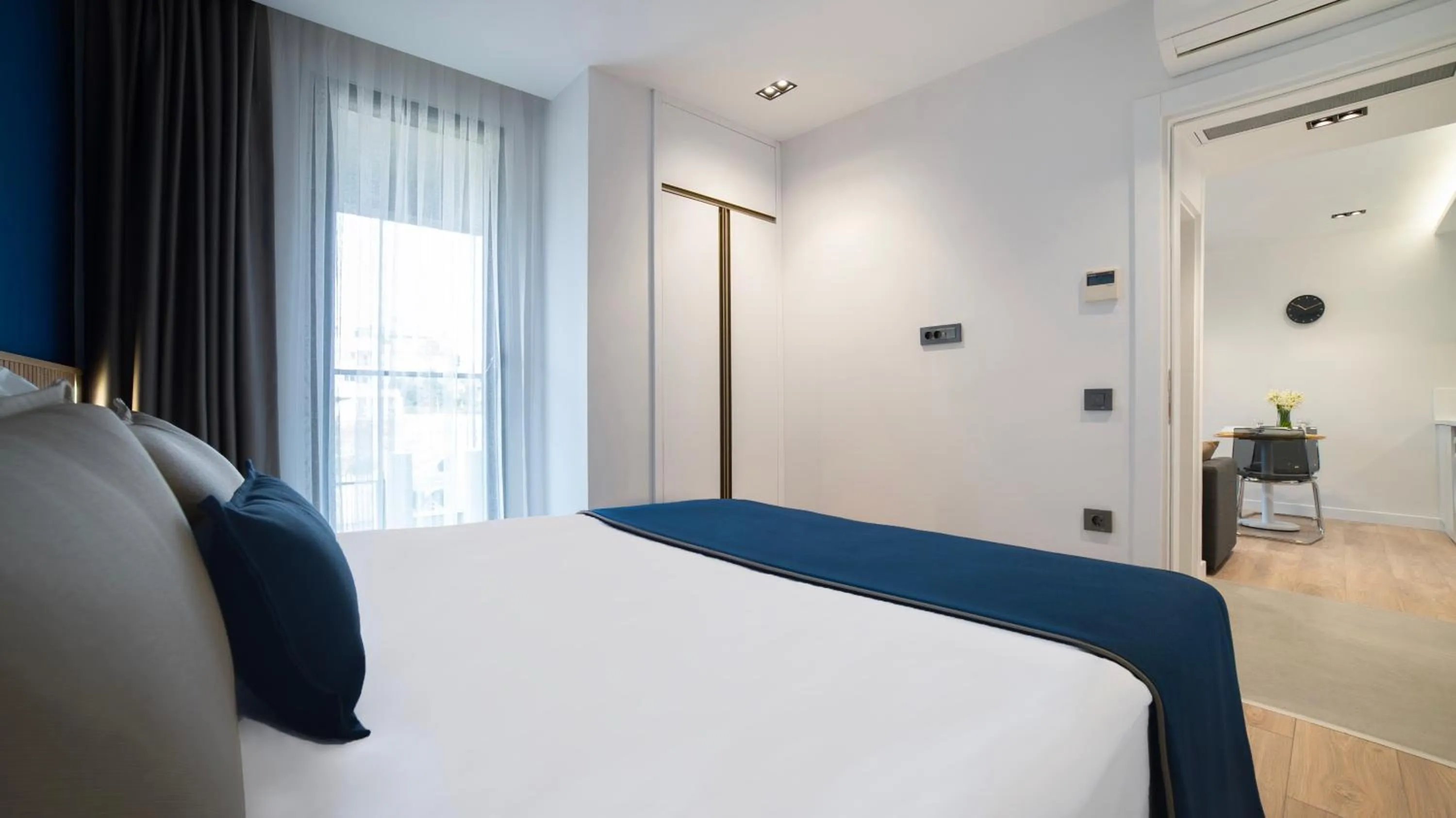 Bed in Stile Suite Marine Hotel