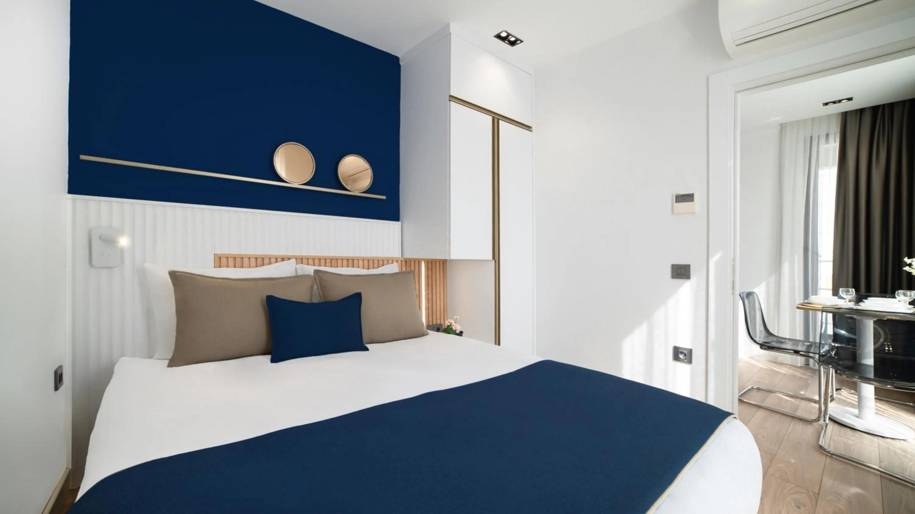 Bed in Stile Suite Marine Hotel