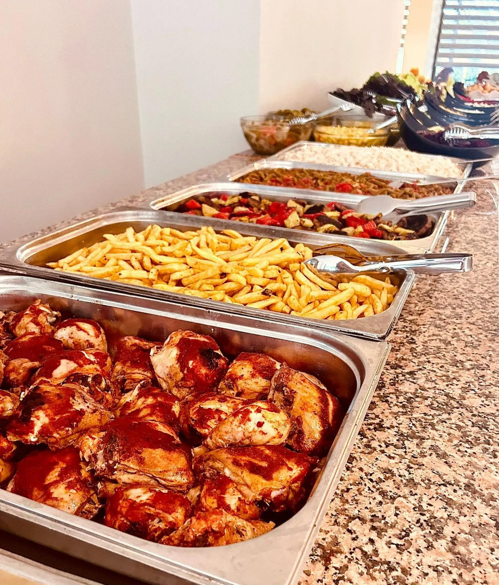 Restaurant/places to eat in FIFTY5 Suite Hotel