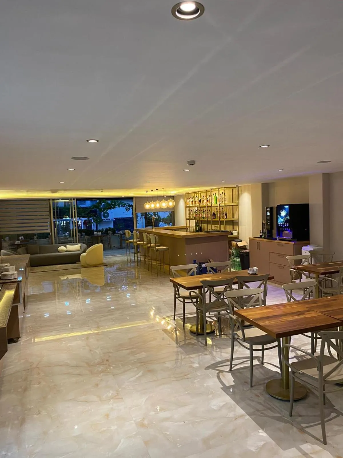 Restaurant/places to eat in FIFTY5 Suite Hotel