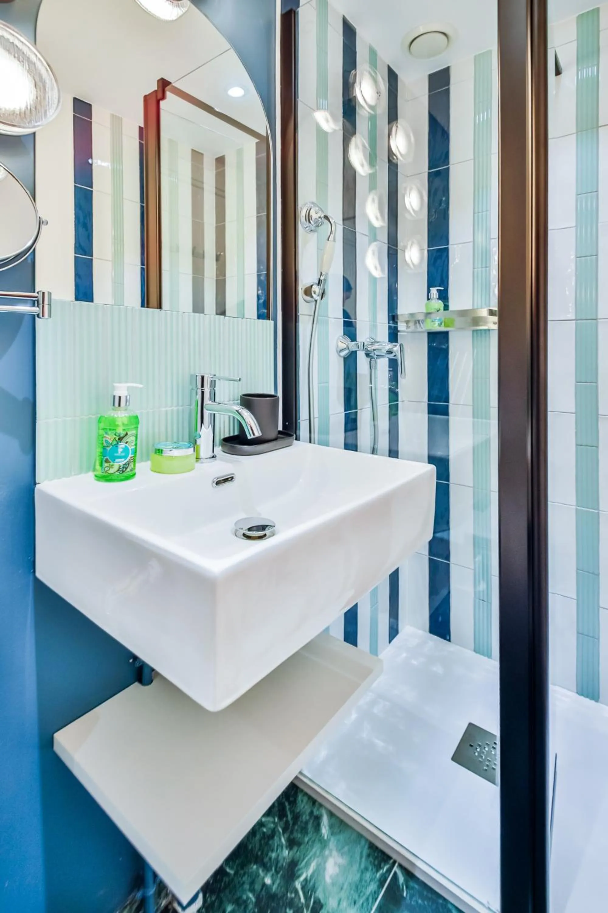 Shower in WS Molitor - Auteuil