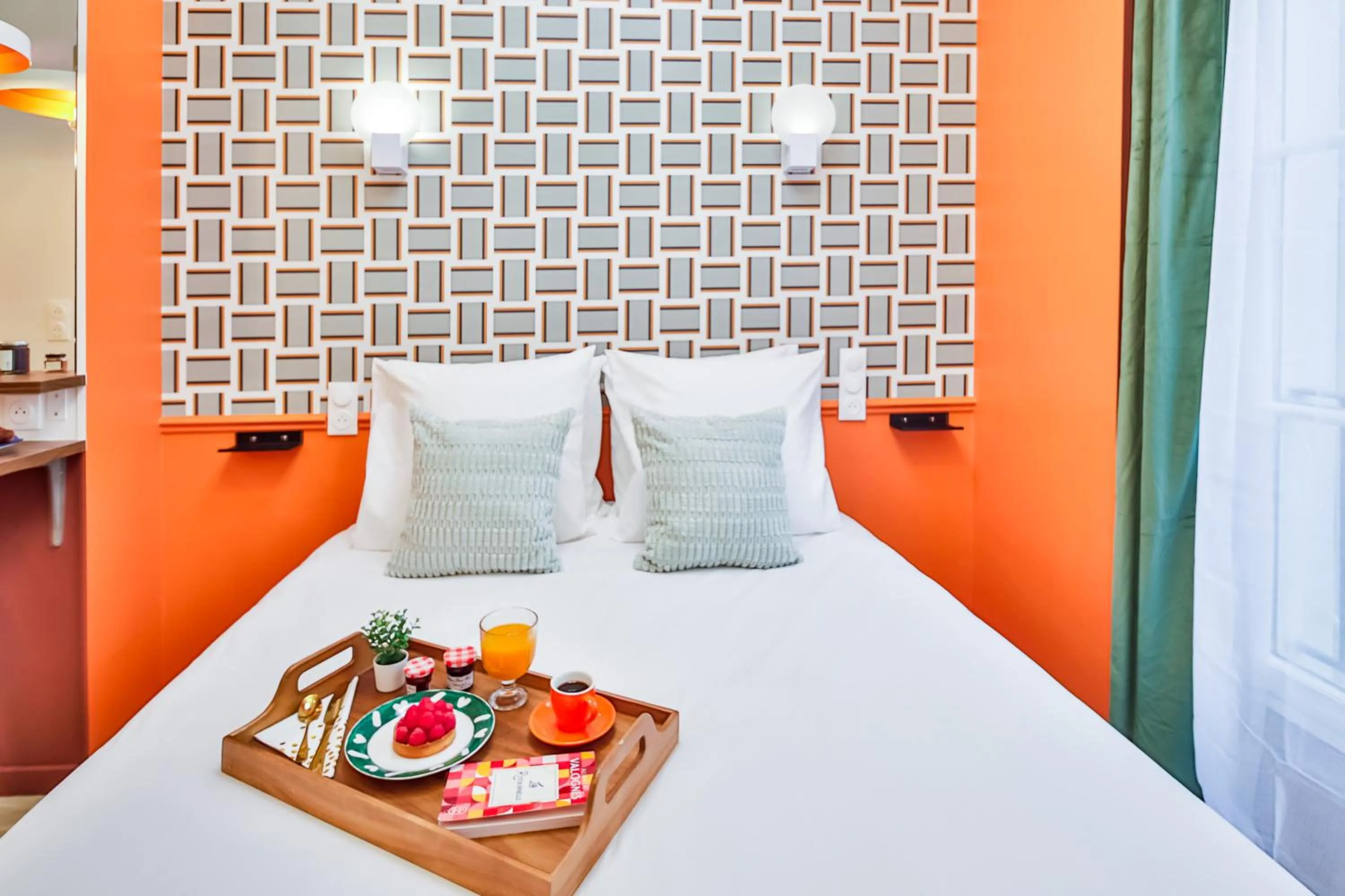 Food, Bed in WS Molitor - Auteuil