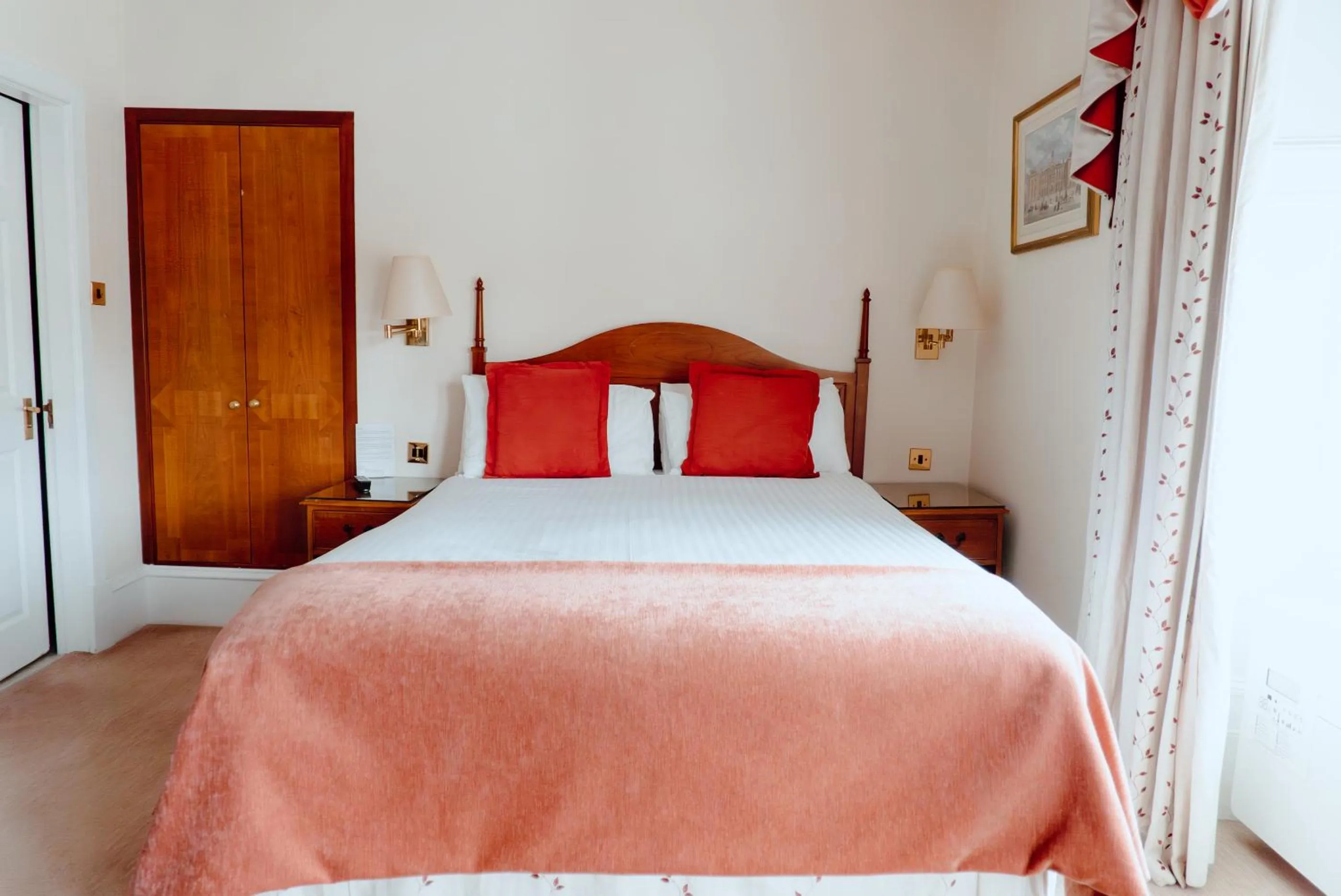 Bedroom, Bed in Royal Hotel