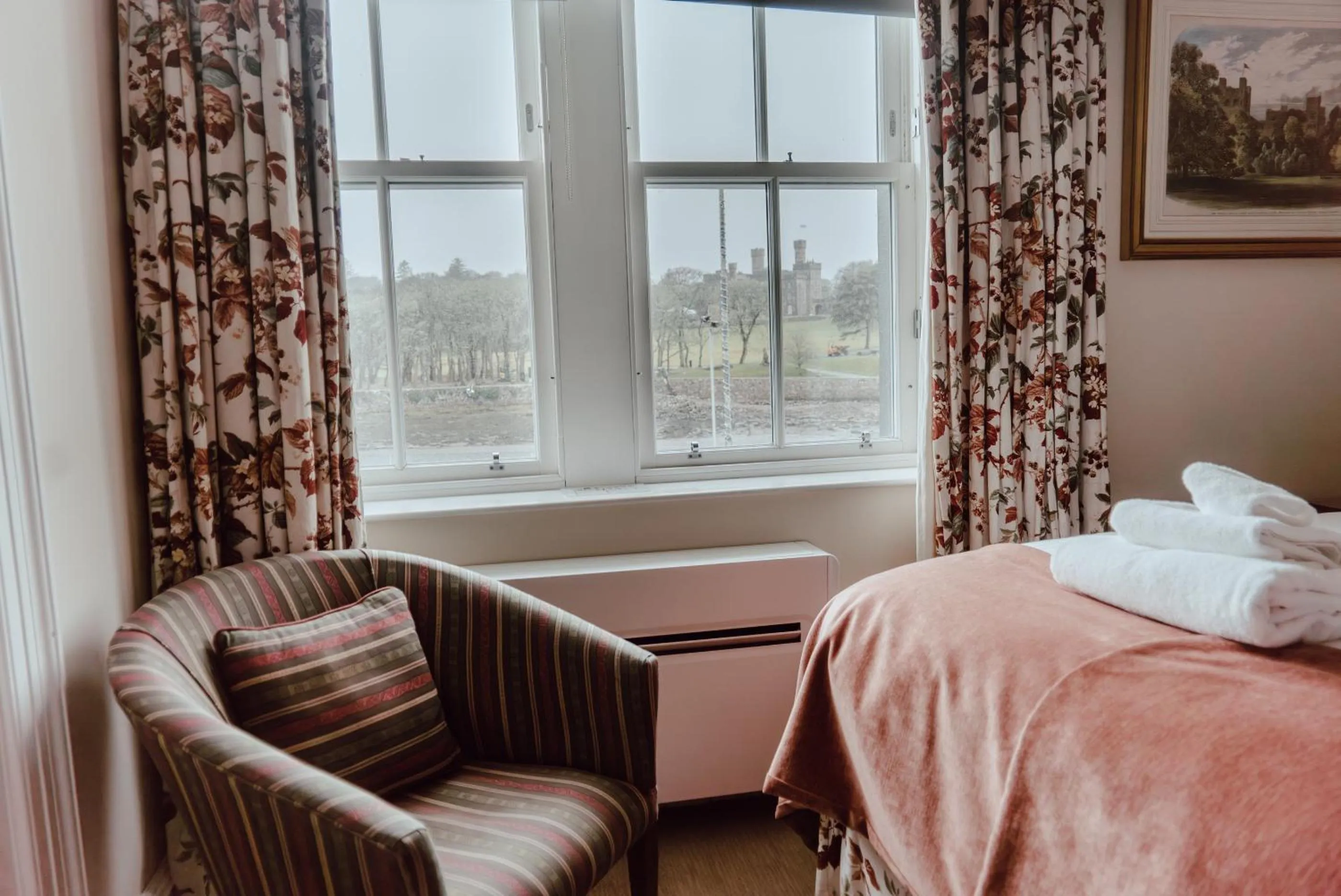 Bedroom, Bed in Royal Hotel