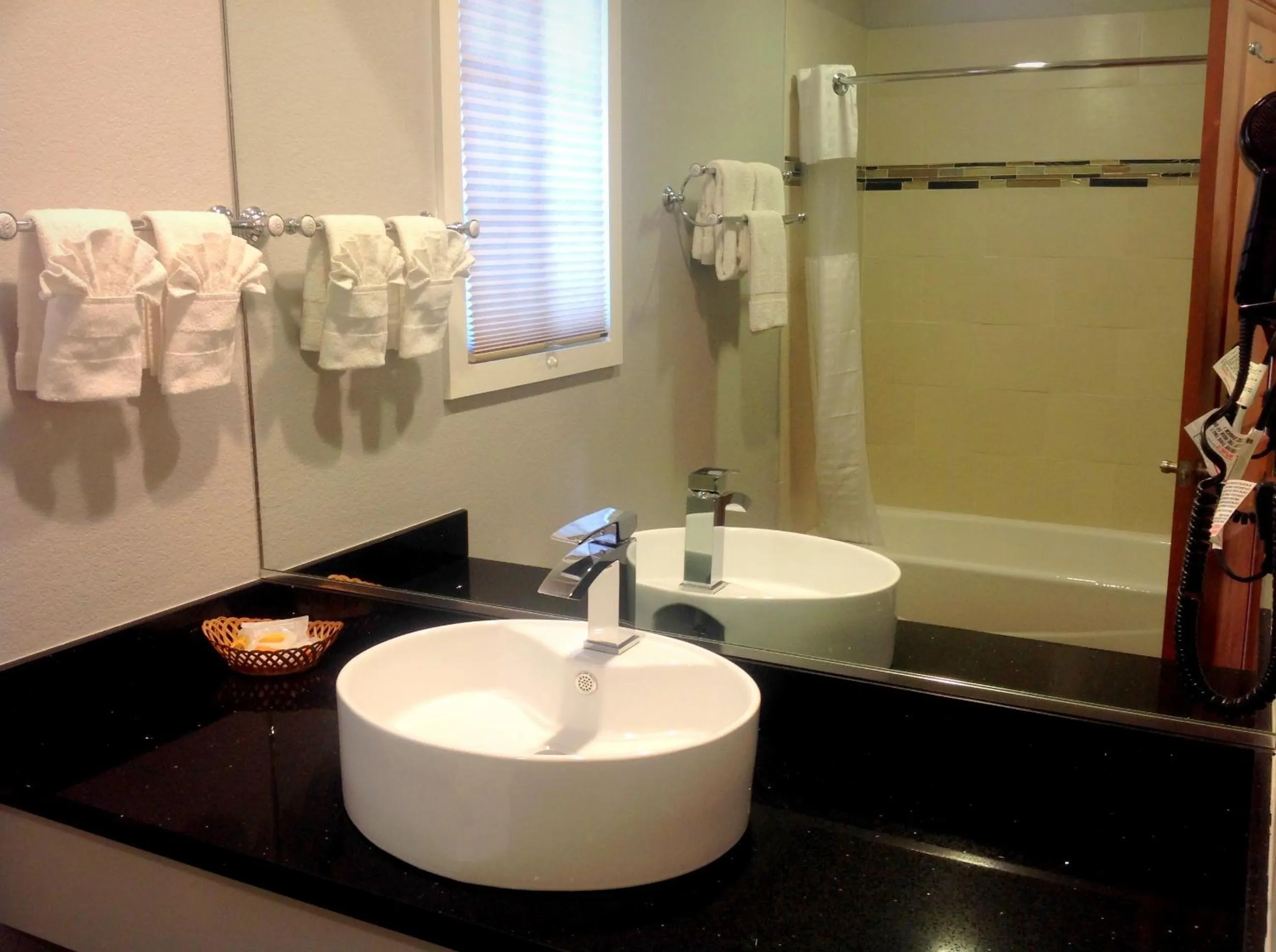 FairBridge Inn & Suites Gateway to Yosemite