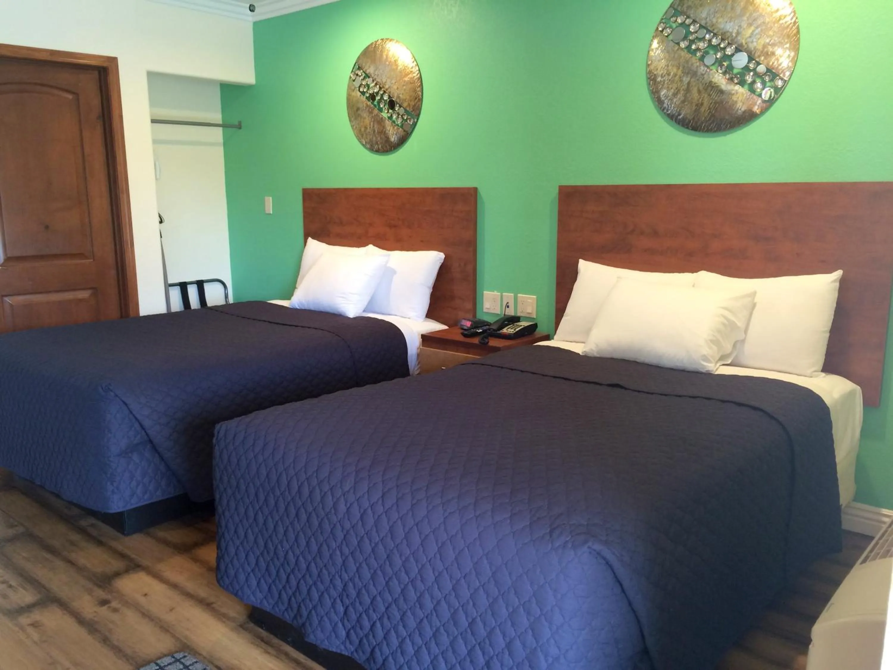 Bed in FairBridge Inn & Suites Gateway to Yosemite