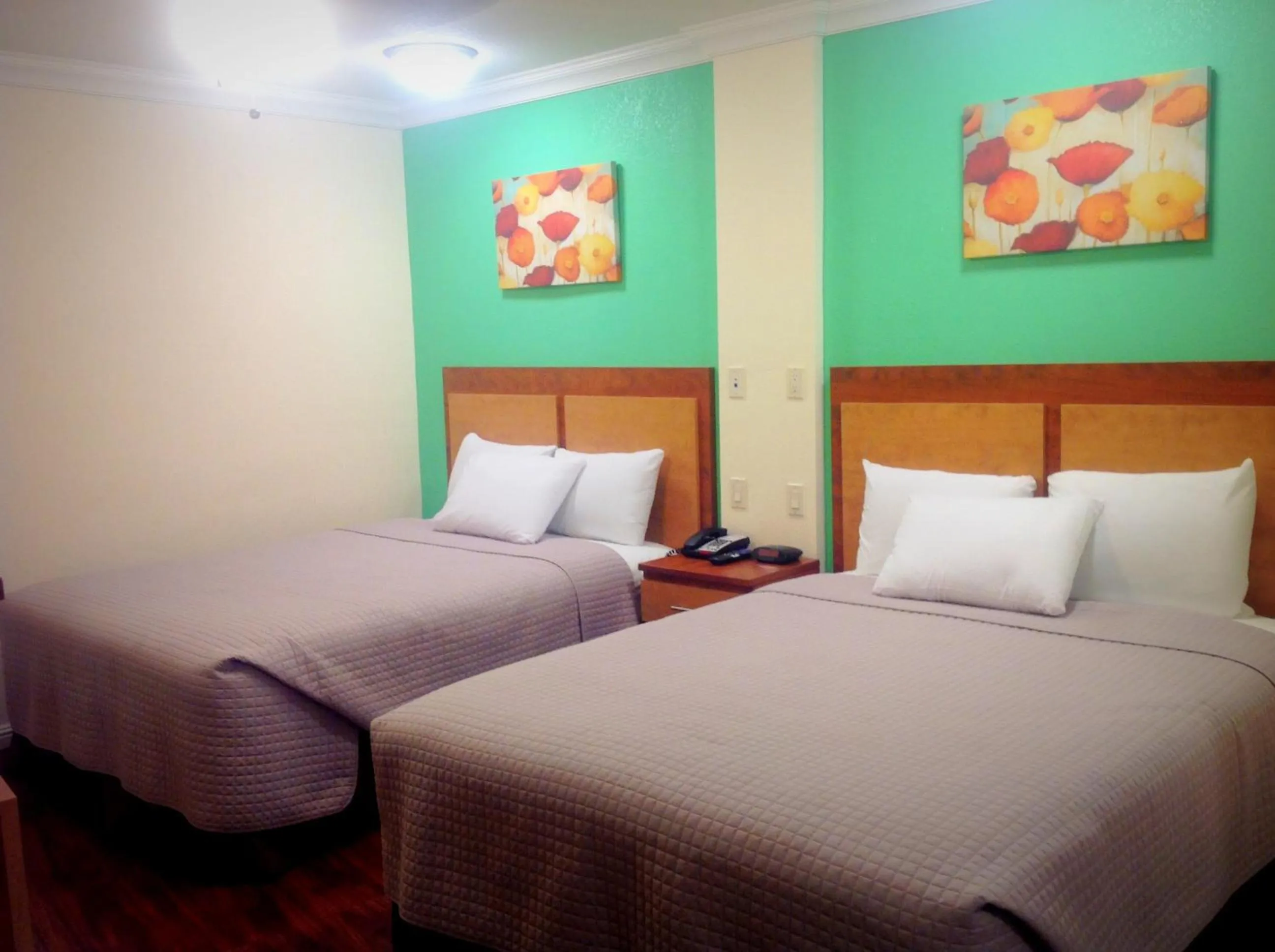 Bed in FairBridge Inn & Suites Gateway to Yosemite