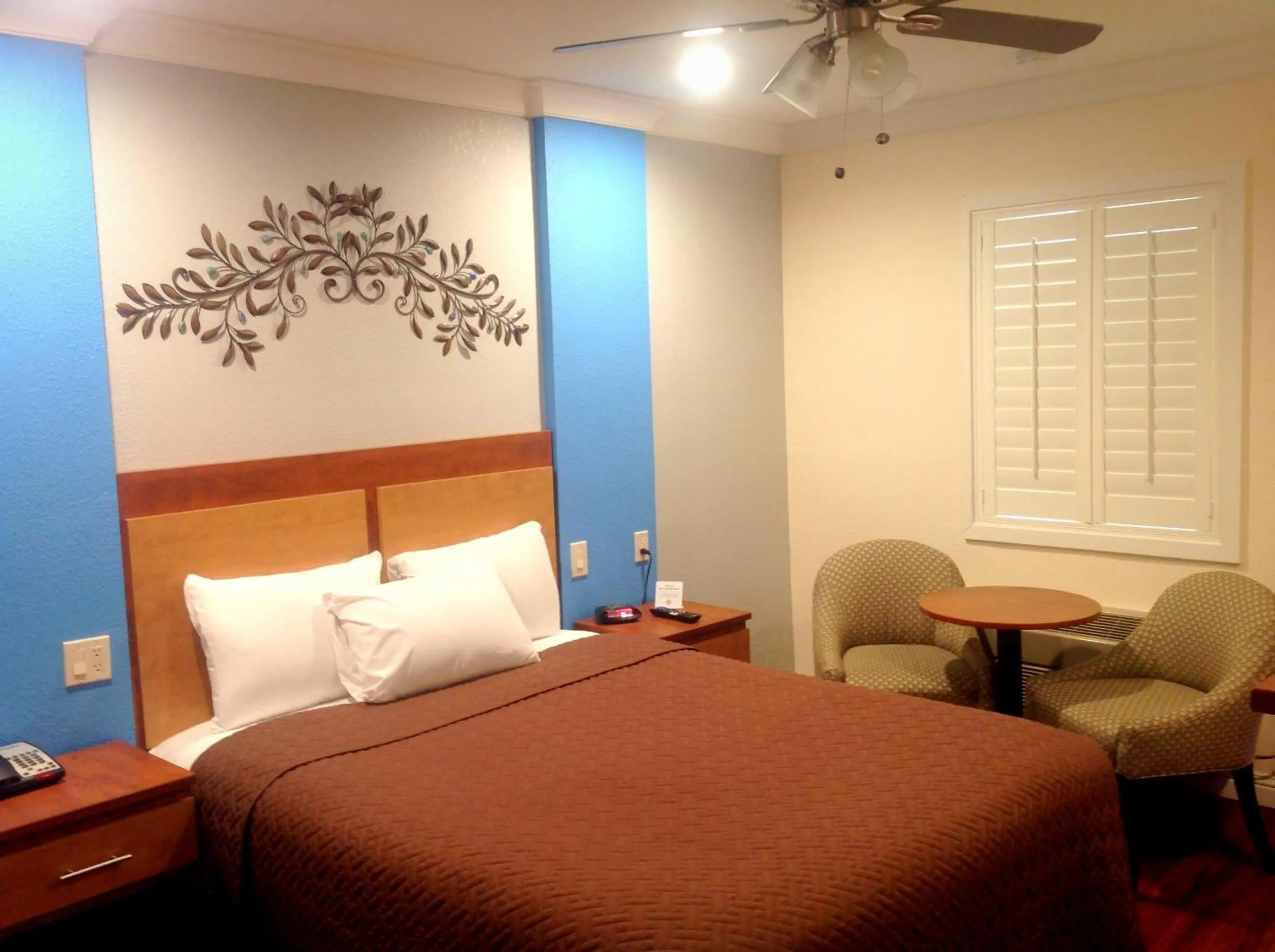 Bed in FairBridge Inn & Suites Gateway to Yosemite