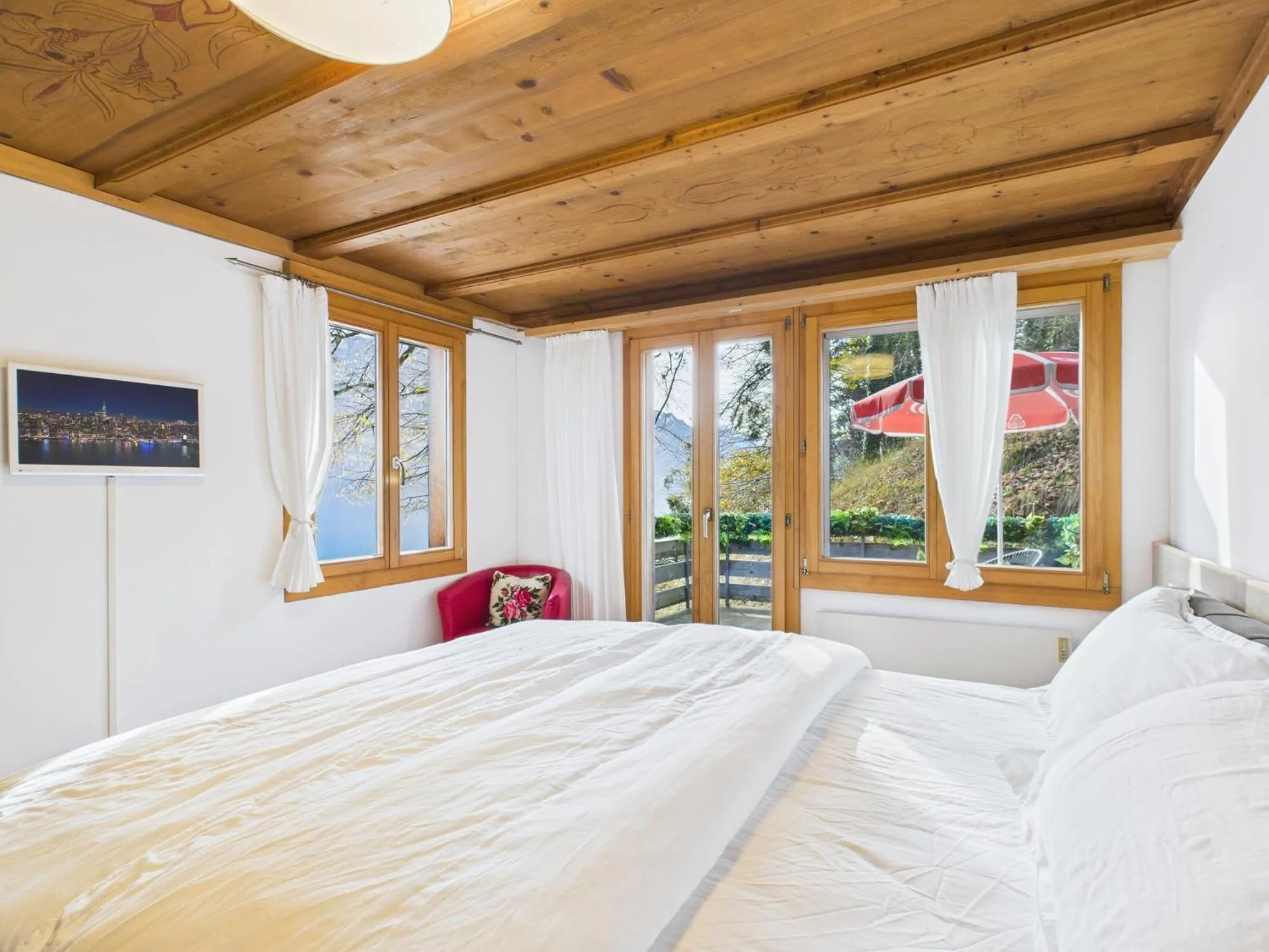 Balcony/Terrace, Bed in Hotel Wildbach Brienz