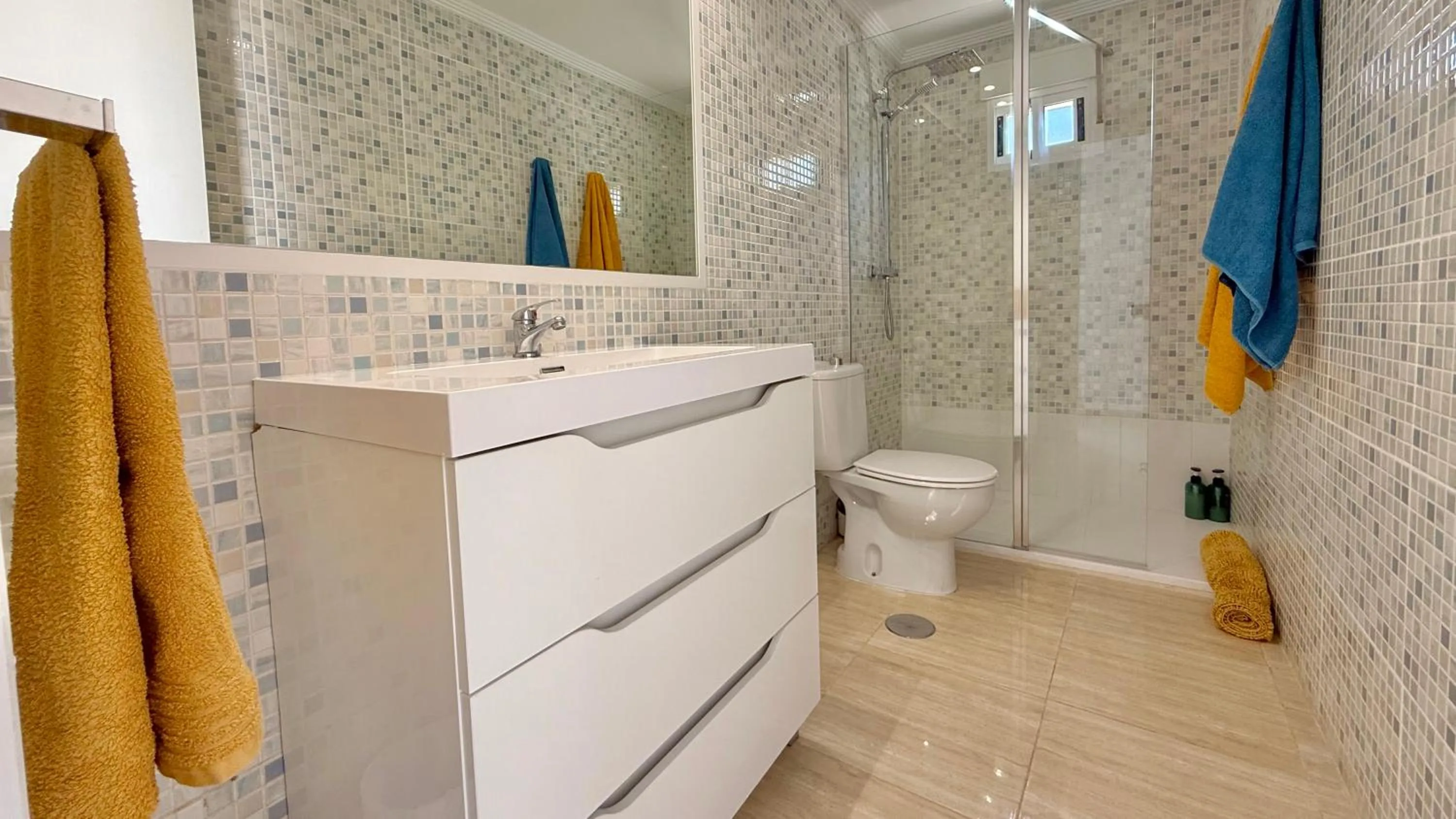 Shower in Kiwidestiny Alicante