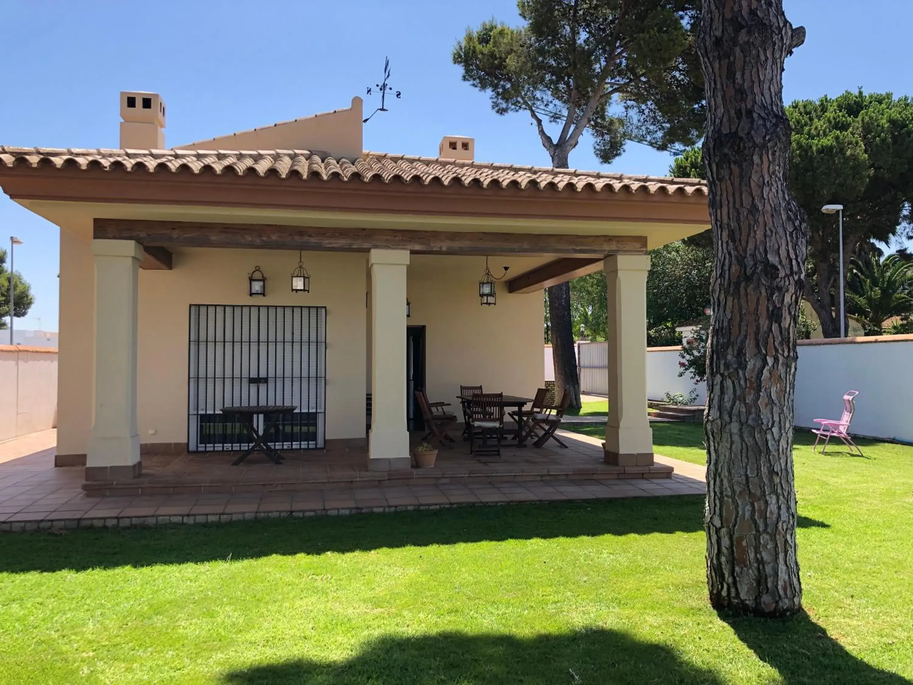 Moderno y amplio chalet, con piscina privada Moderno y amplio chalet, con piscina privada